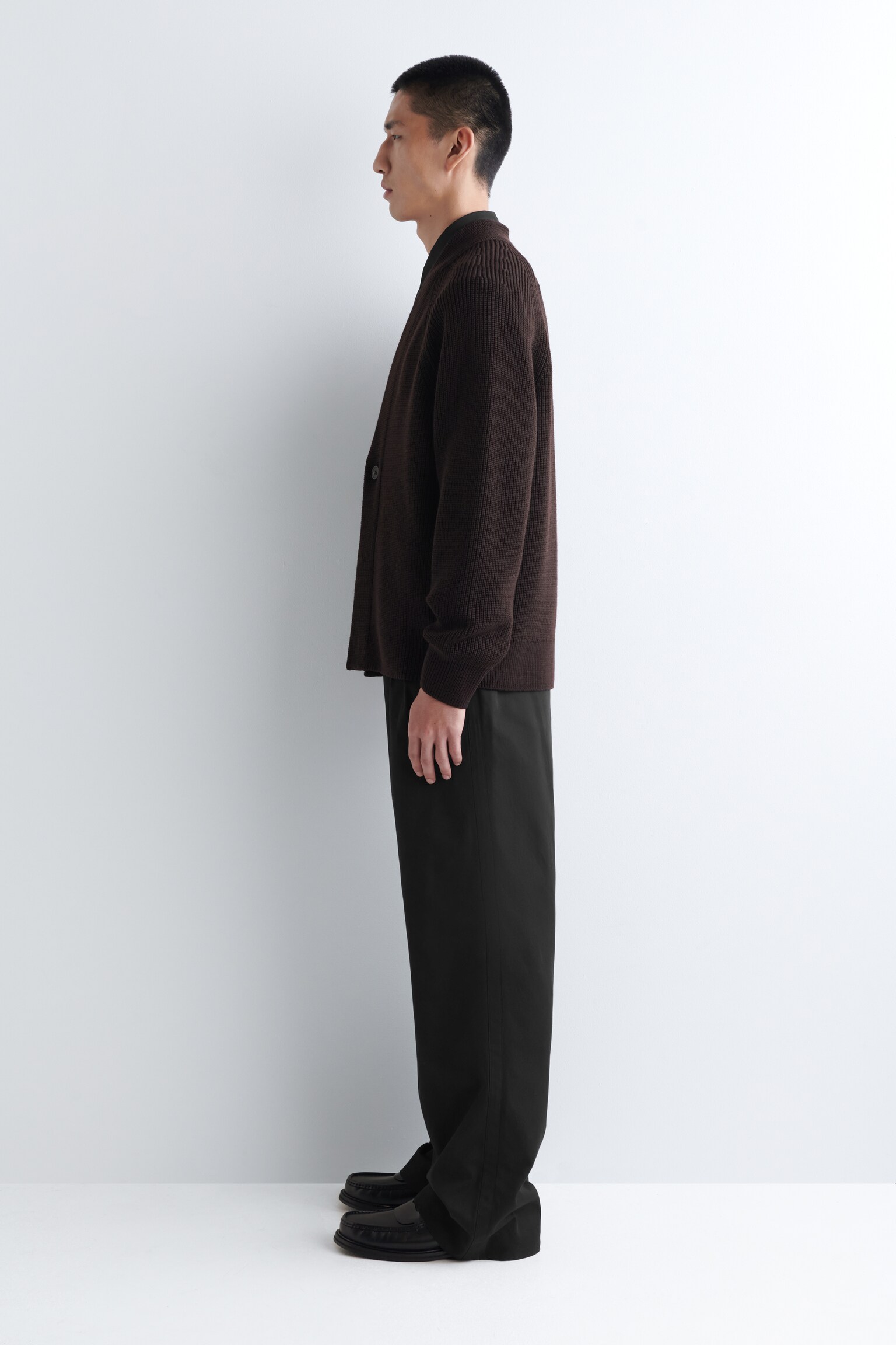 CHUNKY RIBBED WOOL V-NECK CARDIGAN - Тъмнокафяво - 4