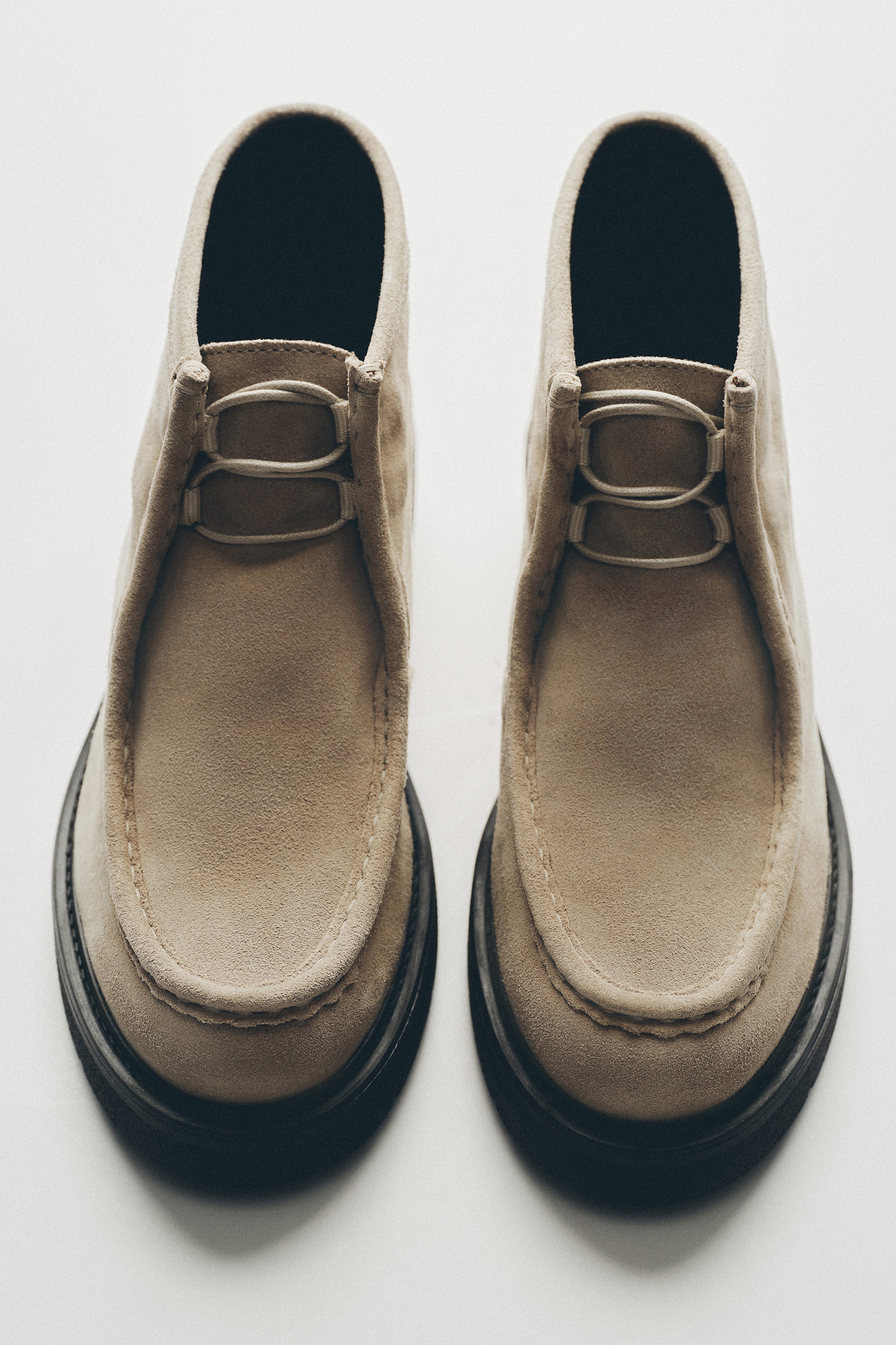 BOTTINES À LACETS EN DAIM