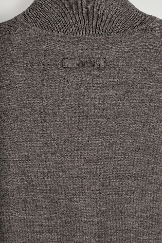MERINO WOOL ROLL-NECK VEST — STONE MÉLANGE