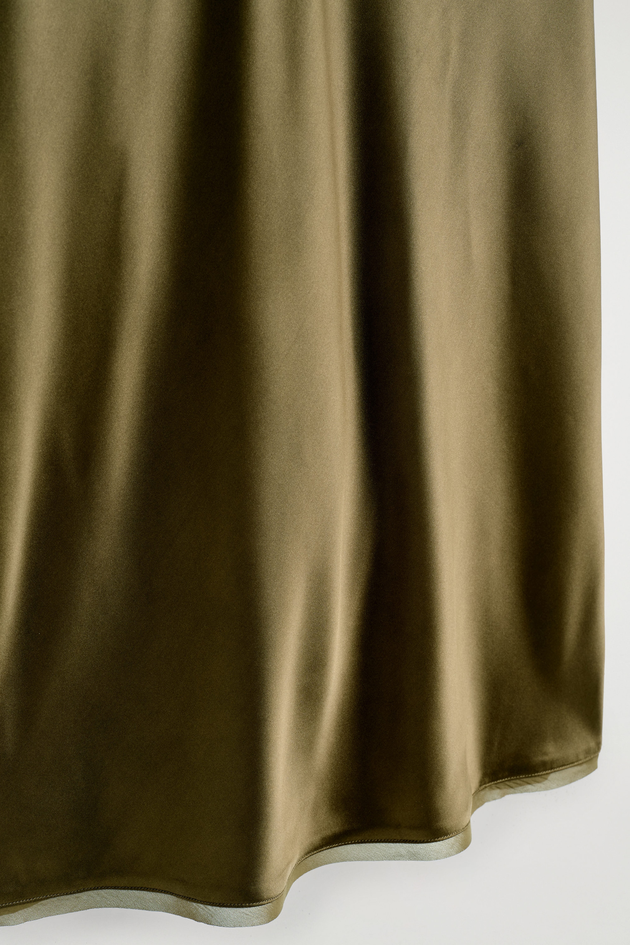 MIDIROCK AUS SATIN MIT SCHRÄGEM STOFFVERLAUF