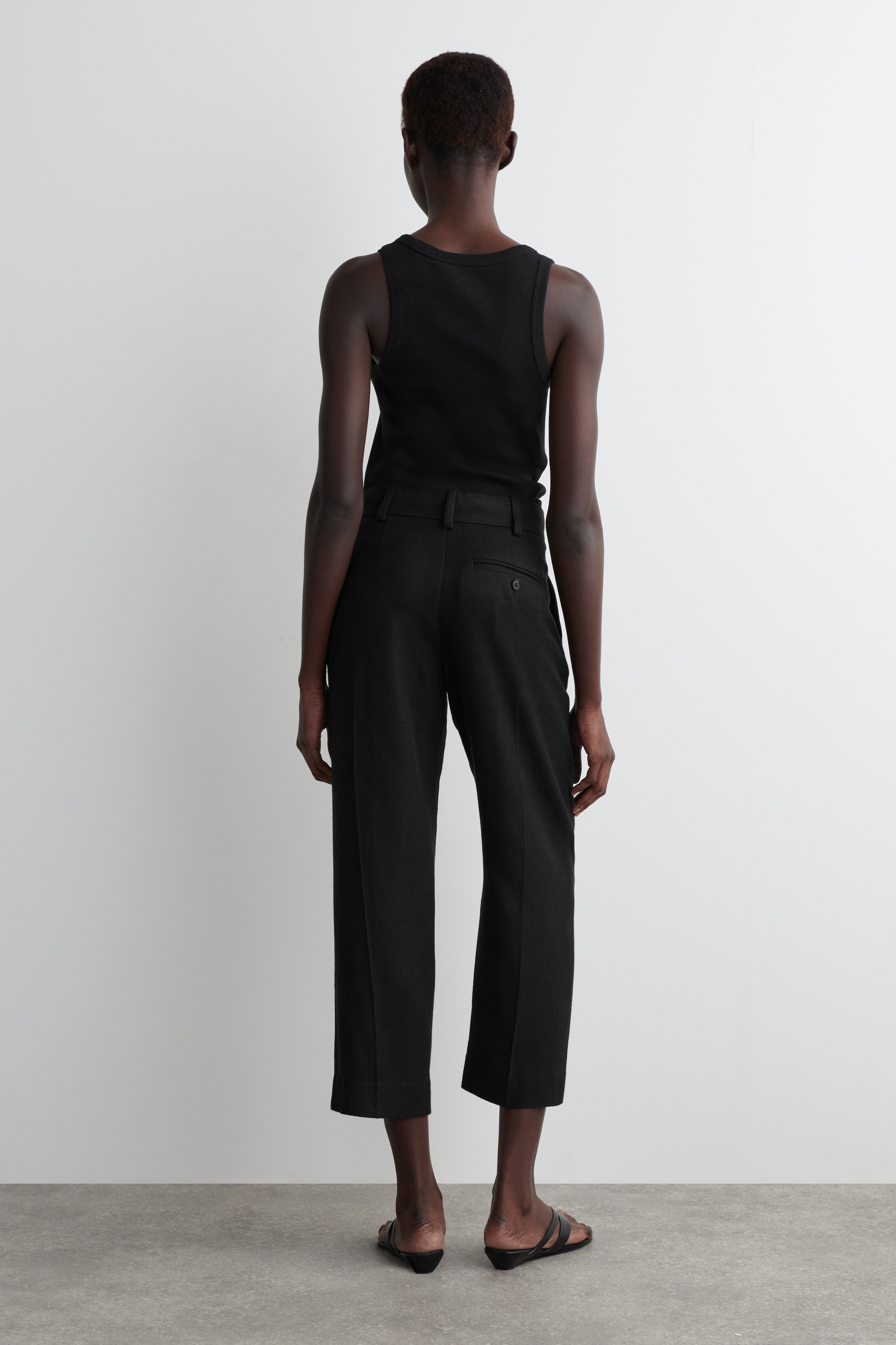 Grotere afbeelding bekijken: KORTE GETAILLEERDE BROEK - ZWART - DAMES | H&M NL 4