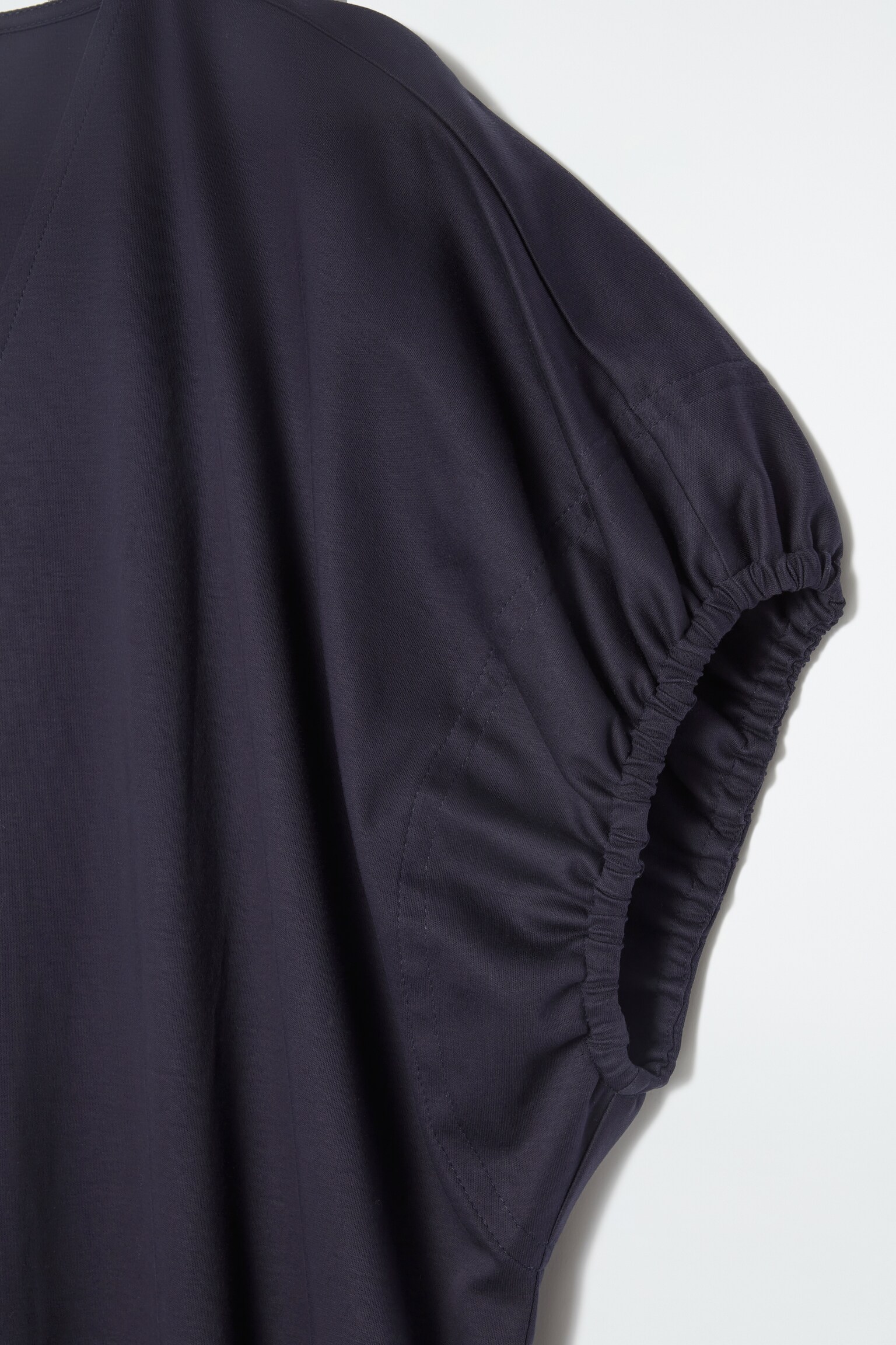 OVERSIZED-KLEID MIT RAFFUNGEN UND V-AUSSCHNITT - NAVYBLAU - 2