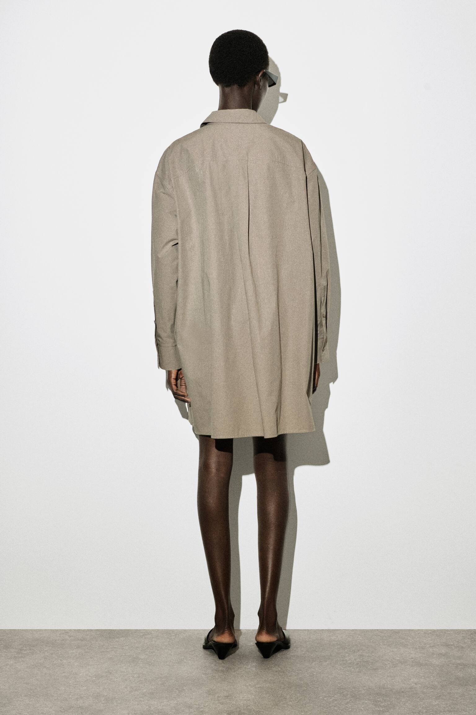 HEMDKLEID AUS BAUMWOLLE MIT GÜRTEL - GRAU - 5