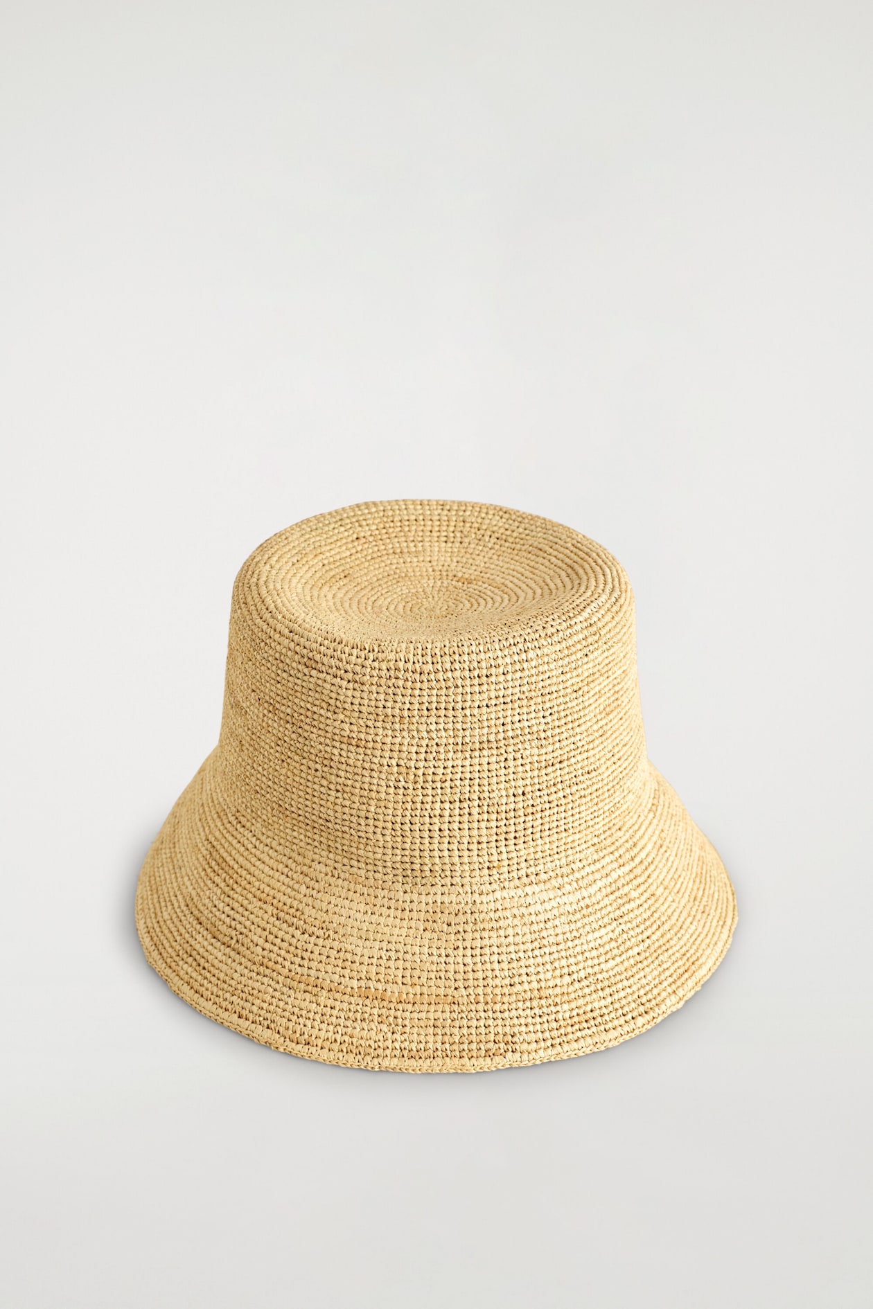 RAFFIA BUCKET HAT — BEIGE