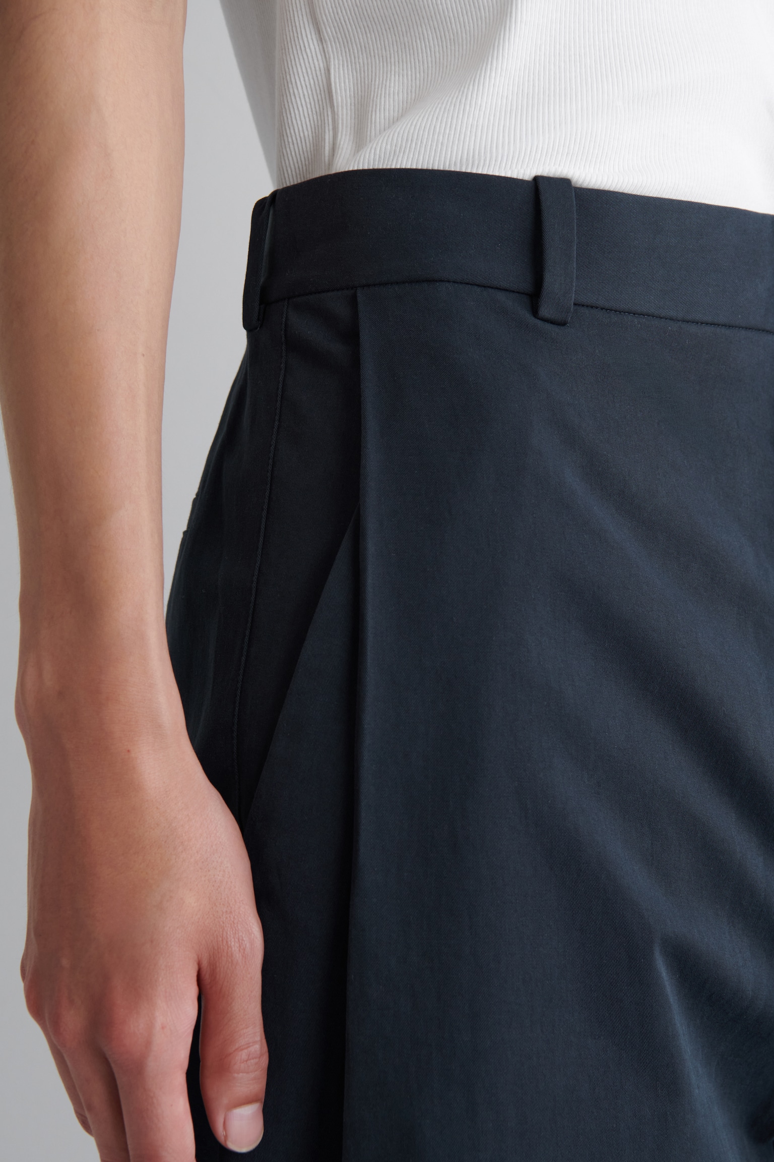 PANTALÓN ANCHO DE ALGODÓN CON DETALLE PLISADO - AZUL MARINO/MARRÓN OSCURO - 6