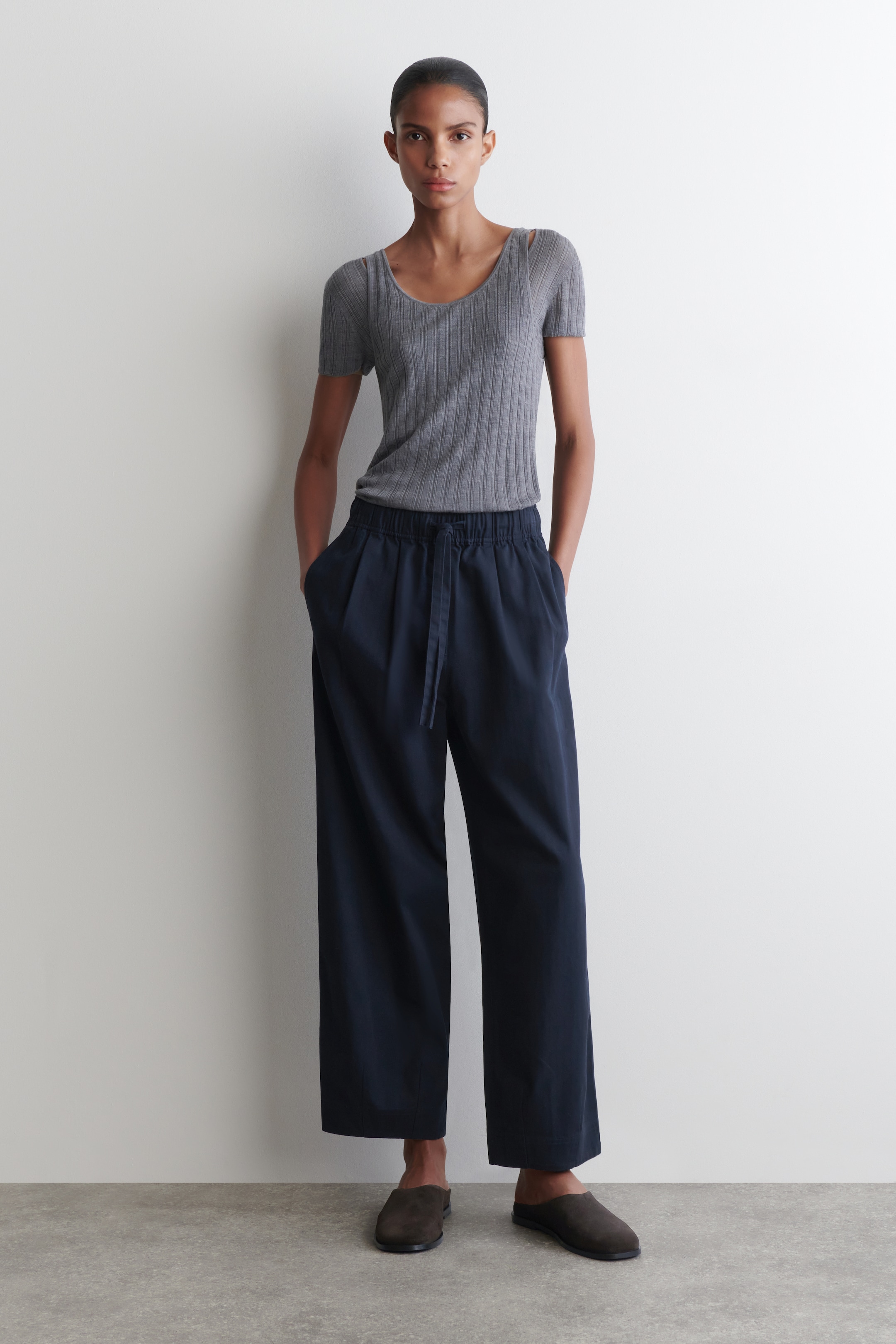 Agrandir l'image: PANTALON FUSEAU À TAILLE ÉLASTIQUÉE EN COTON - BLEU MARINE - FEMME | H&M CH 1