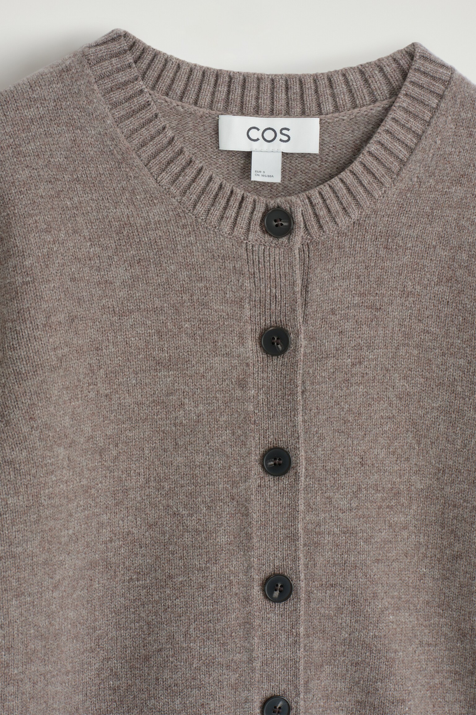 KURZÄRMLIGE STRICKJACKE AUS MERINOWOLLE - BRAUN/ROSA - 8