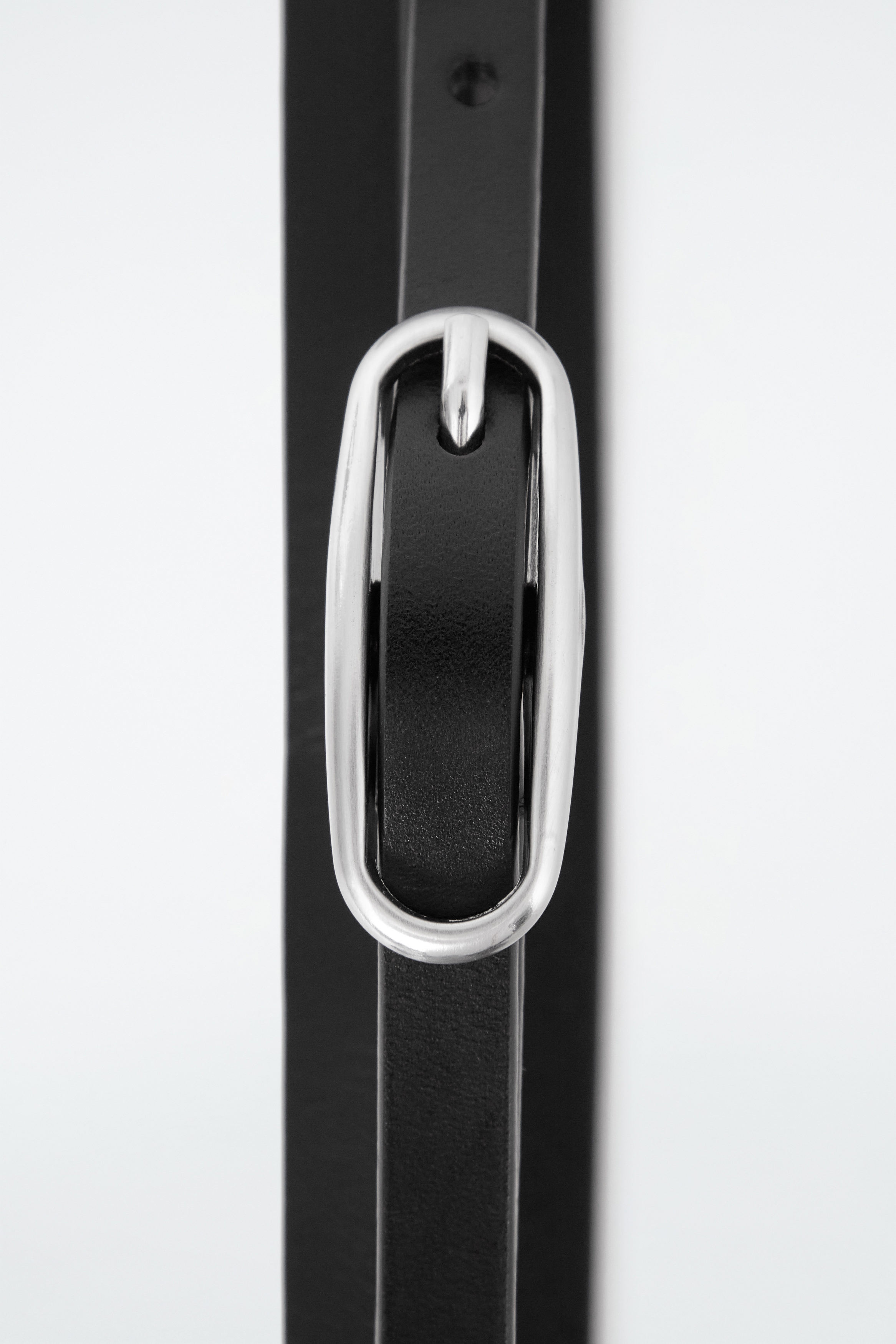 ブラックCOS レザーベルト SLIM PATENT LEATHER BELT スリムレザーベルト｜COS コス 公式