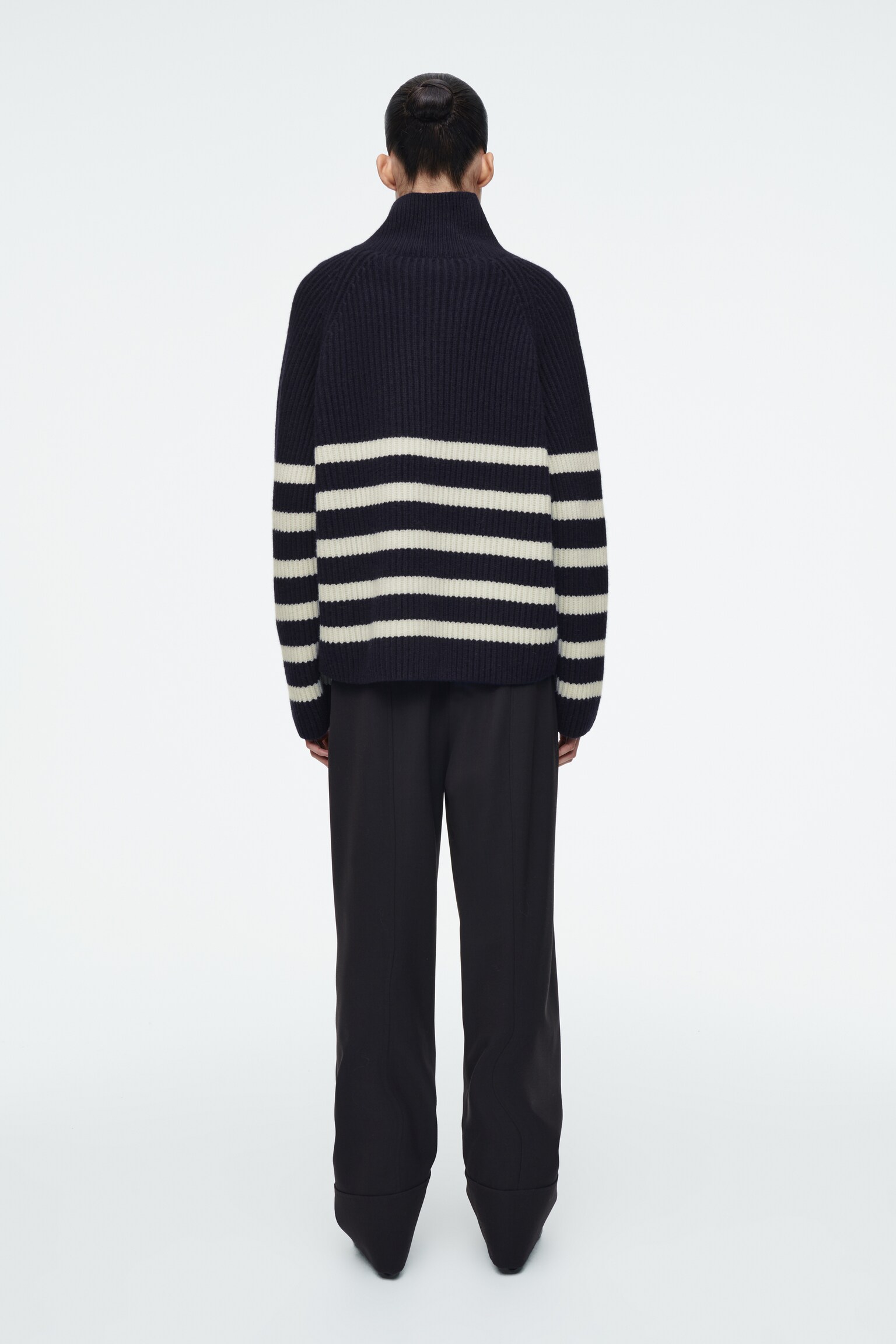 JERSEY DE LANA MERINO CON CUELLO CRUZADO - AZUL MARINO/CREMA - 6