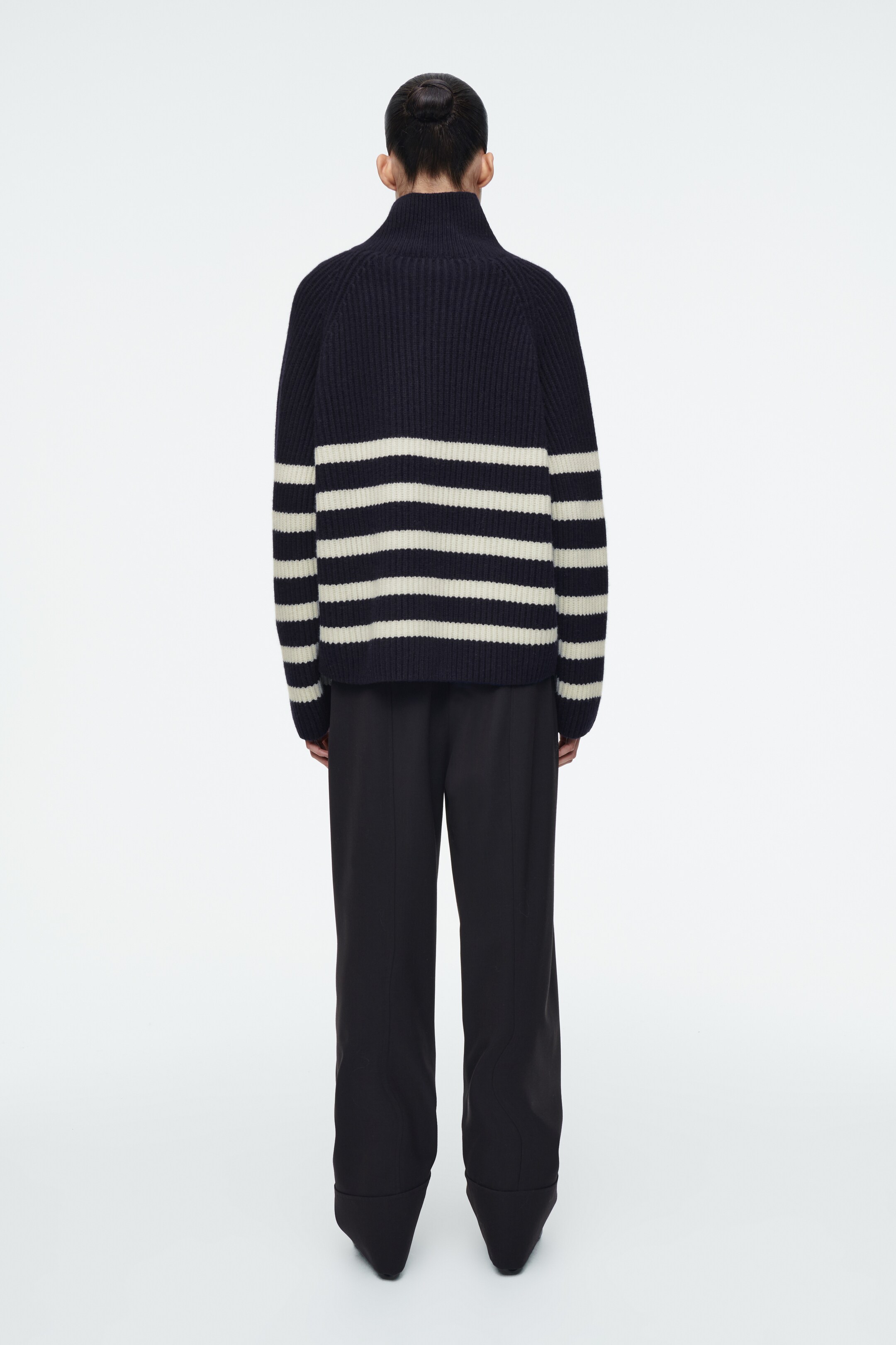 Visualizza immagine più grande: MAGLIONE IN LANA MERINO CON COLLO AVVOLGENTE - BLU NAVY / CREMA - DONNA | H&M IT 5