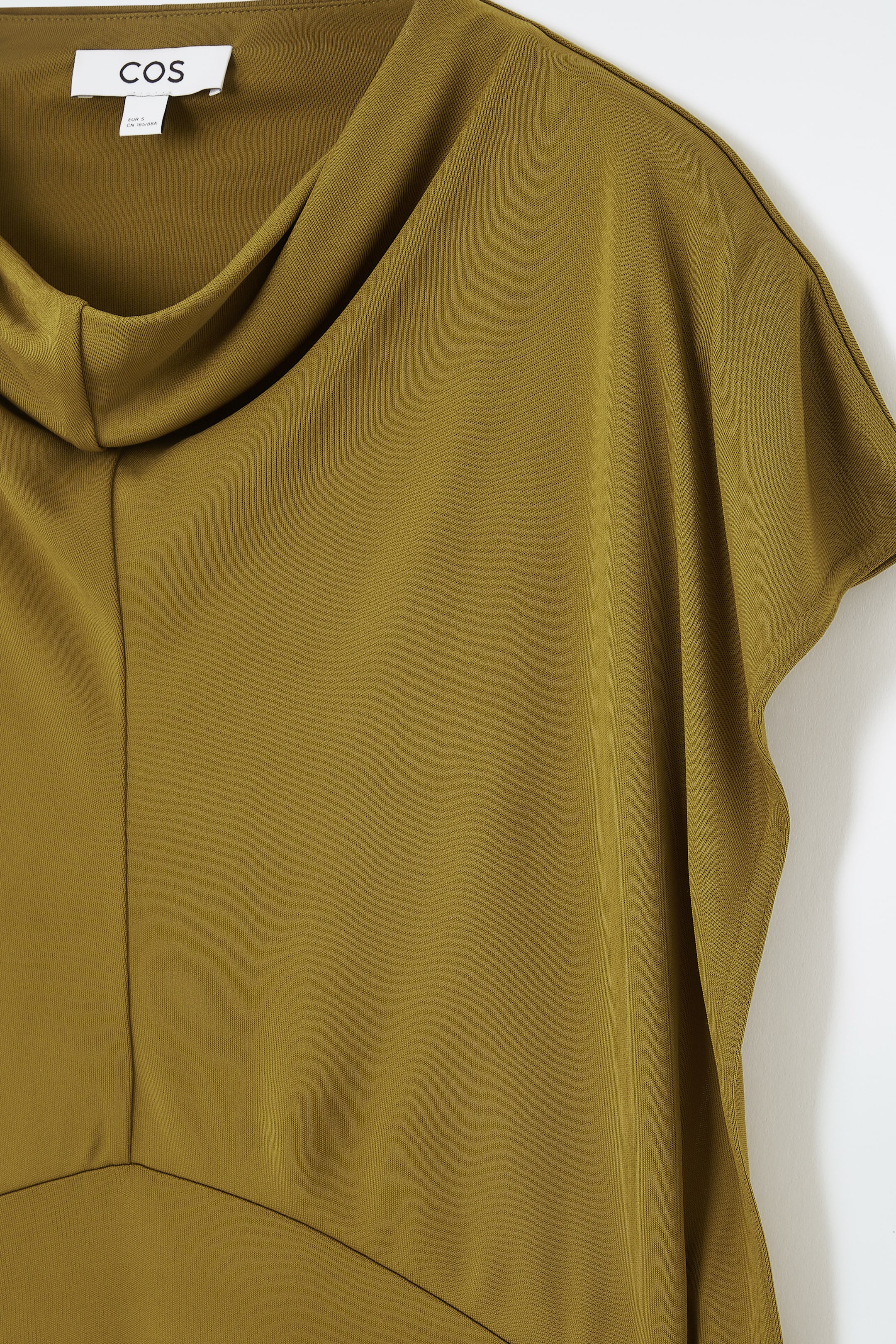 Grösseres Bild ansehen: DRAPIERTES MIDIKLEID MIT WASSERFALLAUSSCHNITT - KHAKI - DAMEN | H&M CH 2