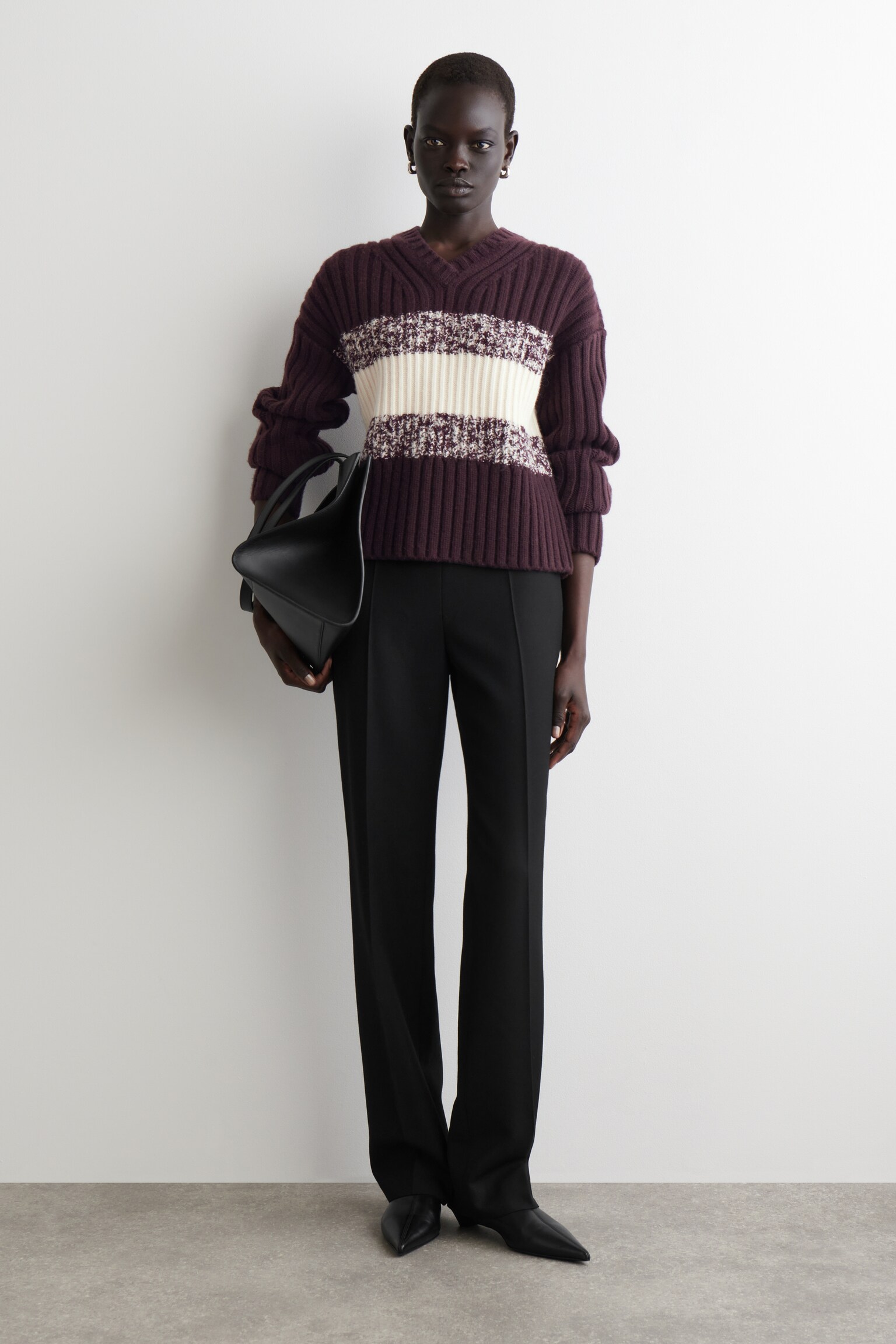 PULOVER CU DECOLTEU ÎN V DIN LÂNĂ MERINO TEXTURATĂ - BURGUNDY / CREAM - 6