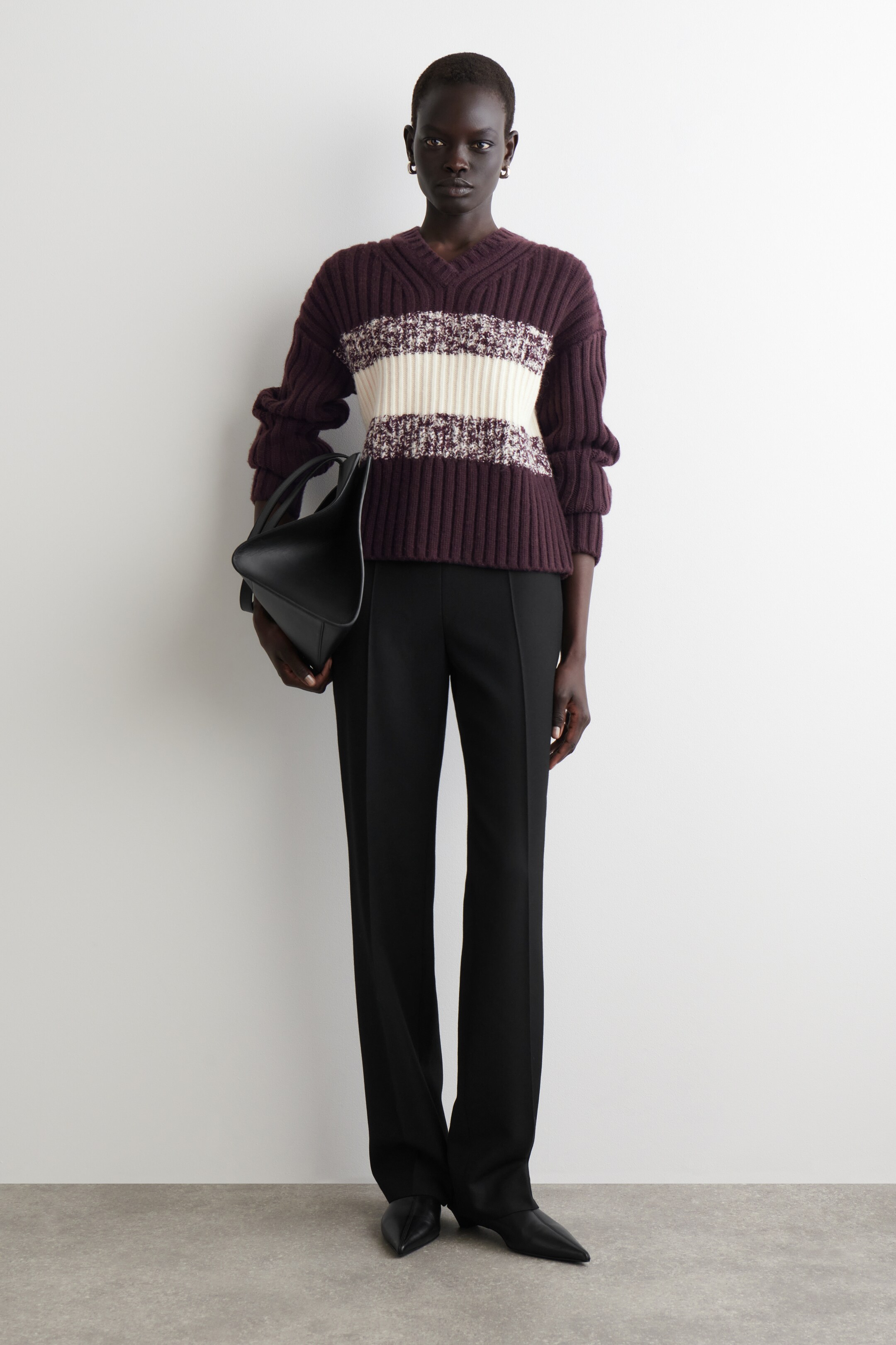 Προβολή μεγαλύτερης εικόνας: TEXTURED MERINO WOOL V-NECK JUMPER - BURGUNDY / CREAM - Ladies | H&M GR 2