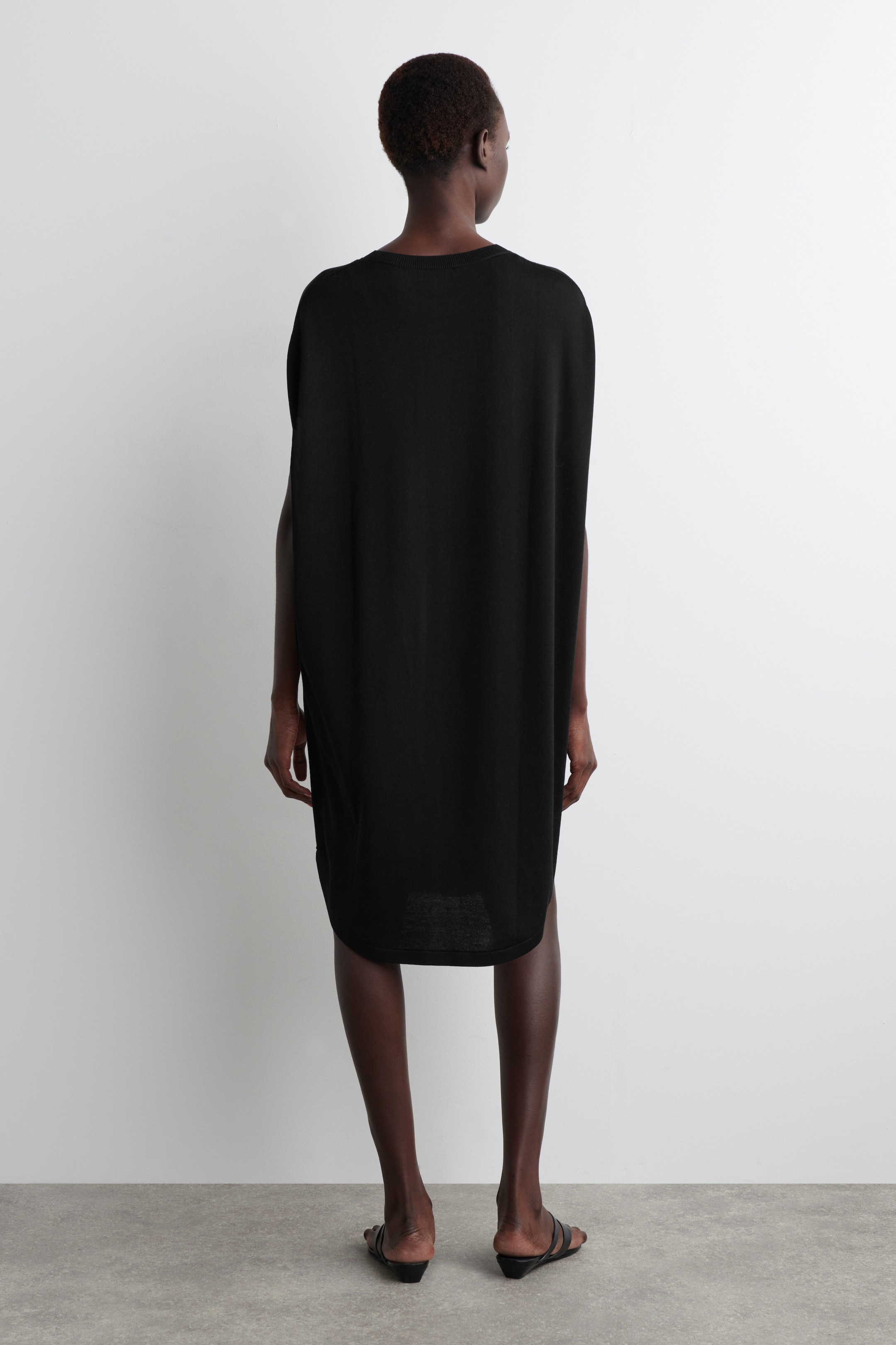 Grösseres Bild ansehen: RUND GESCHNITTENES STRICKKLEID - SCHWARZ - DAMEN | H&M CH 3