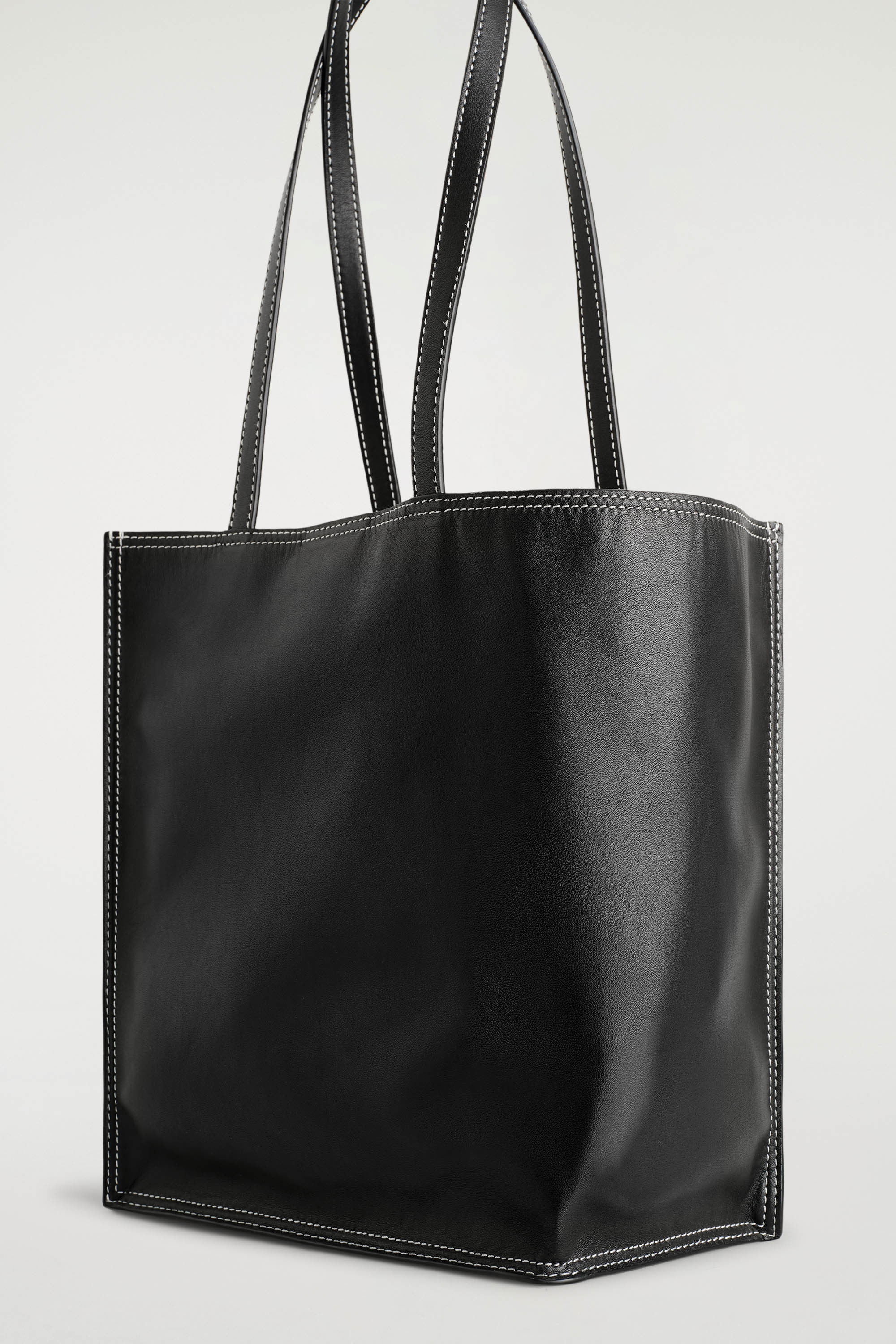 TOWNHOUSE SHOPPER BAG - LEATHER - BLACK | COS