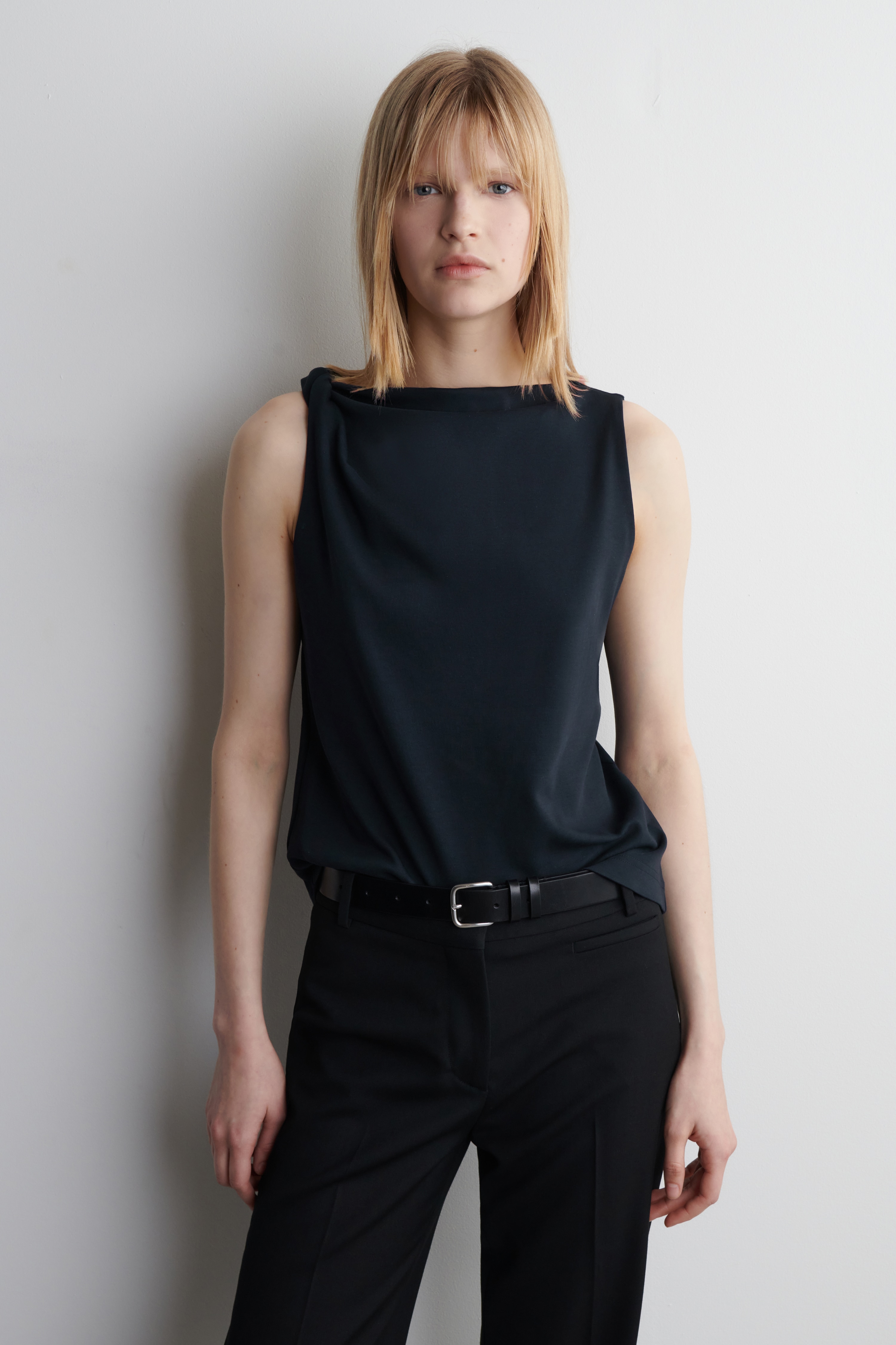 TOP S DETAILY NA TOČENÍ Z BAVLNY - TMAVĚ MODRÁ/ČERVENÁ/BÍLÝ