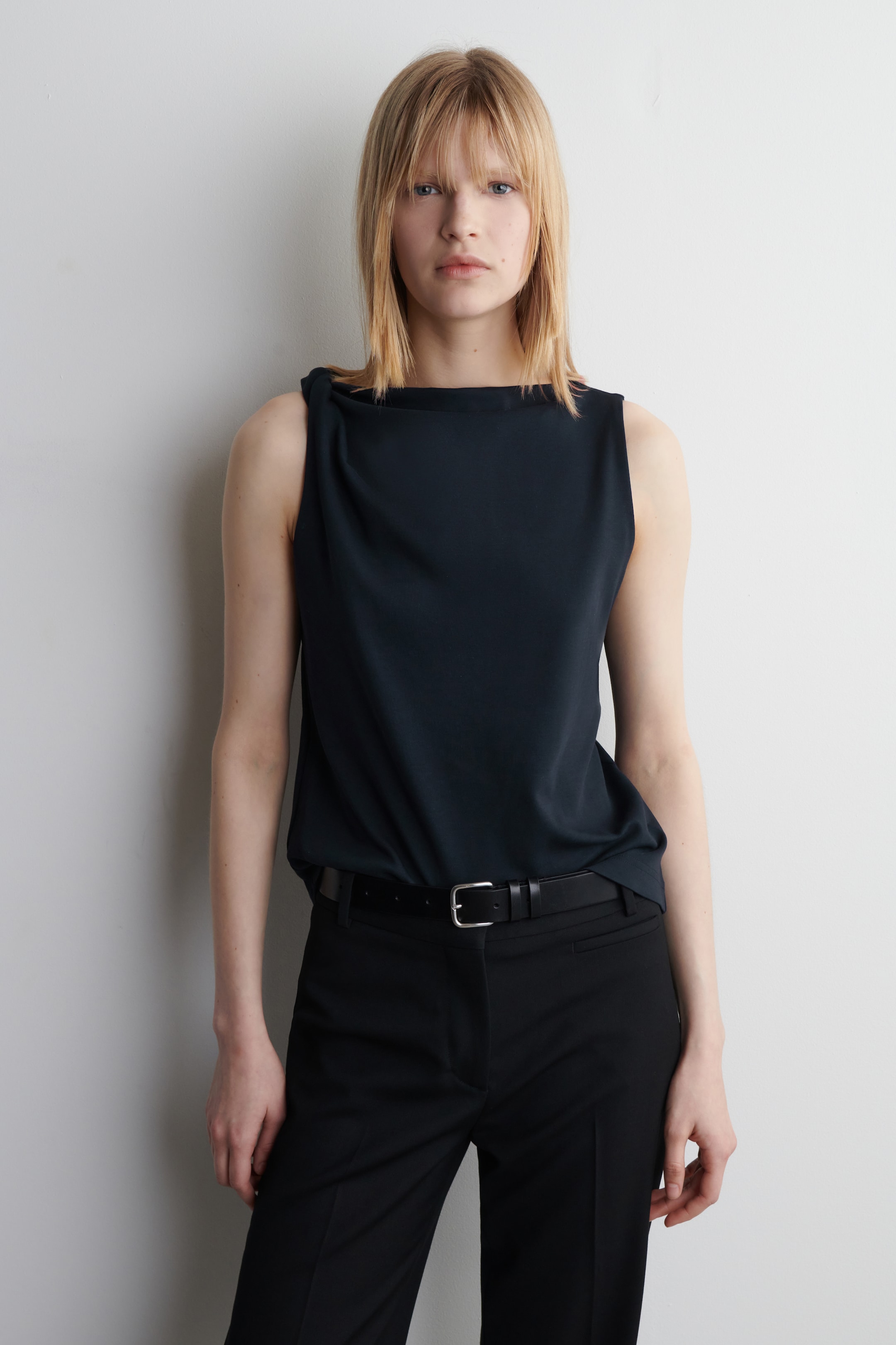 Grösseres Bild ansehen: OBERTEIL AUS BAUMWOLLE MIT TWIST-DETAIL - NAVYBLAU - DAMEN | H&M CH 1