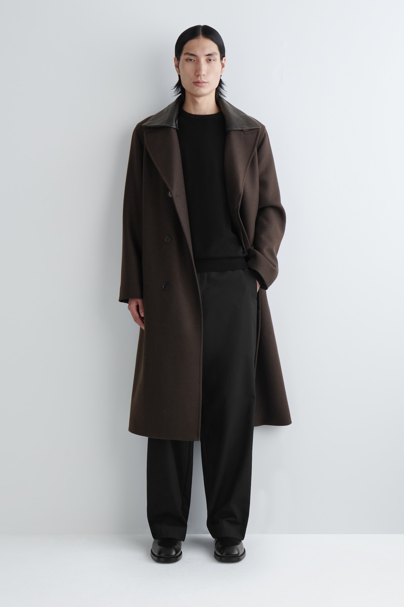 SQUARE-TOE LEATHER CHELSEA BOOTS - BLACK/NAVY