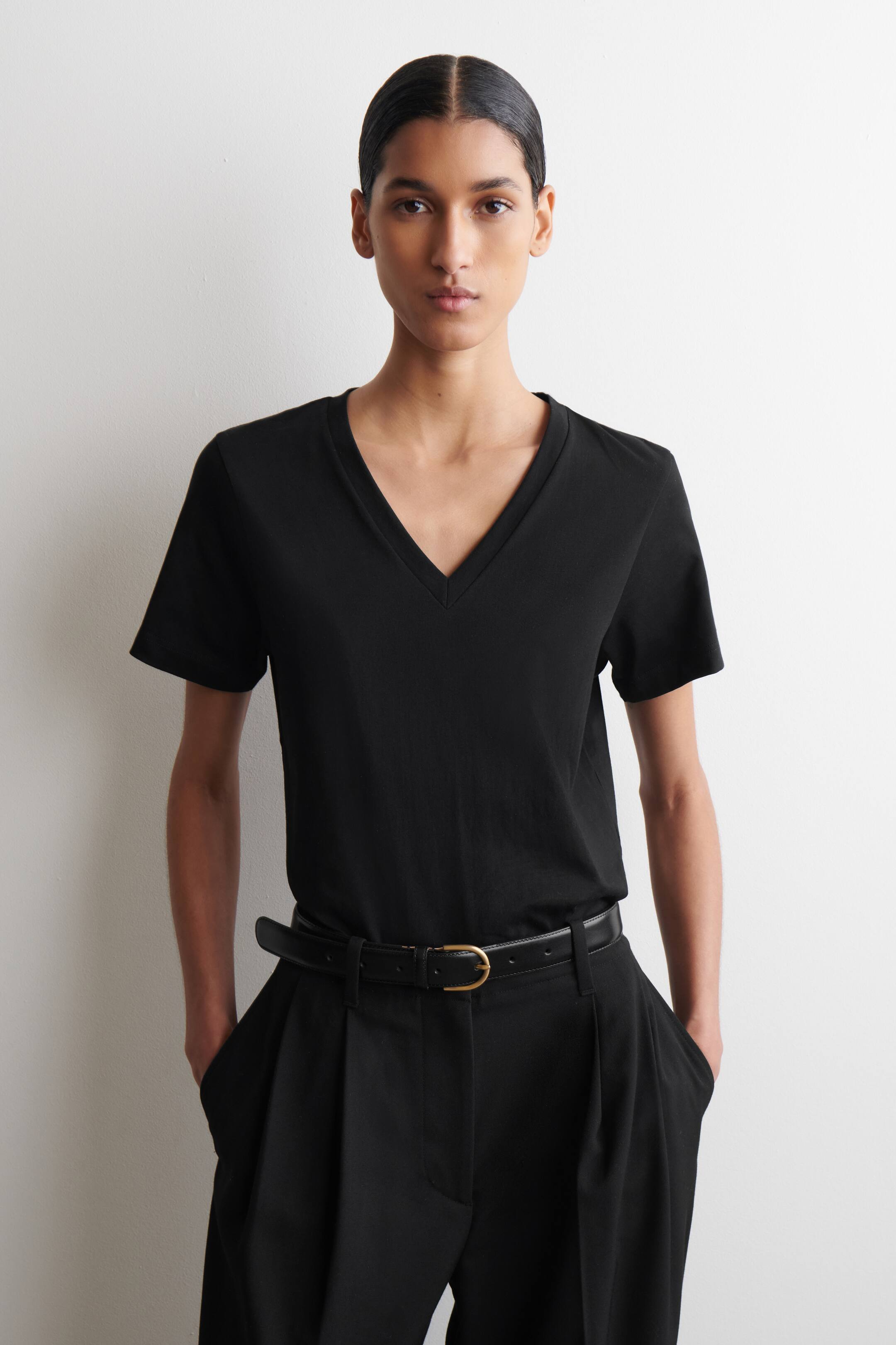 Ver imagen más grande: CAMISETA DE ALGODÓN CON CUELLO DE PICO - NEGRO - MUJER | H&M ES 1