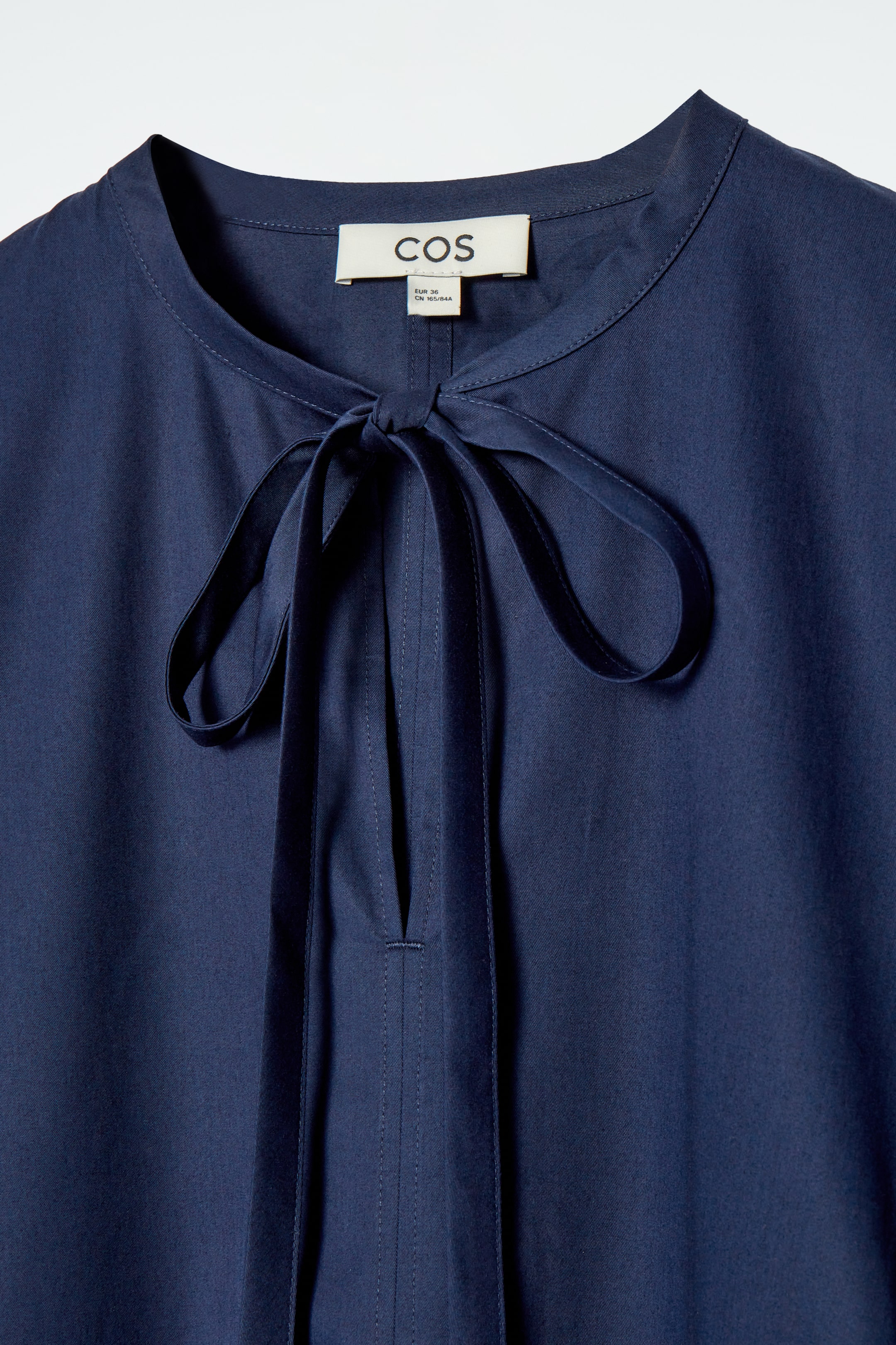 Grotere afbeelding bekijken: GATHERED TIE-DETAIL DRESS - NAVY - DAMES | H&M NL 2