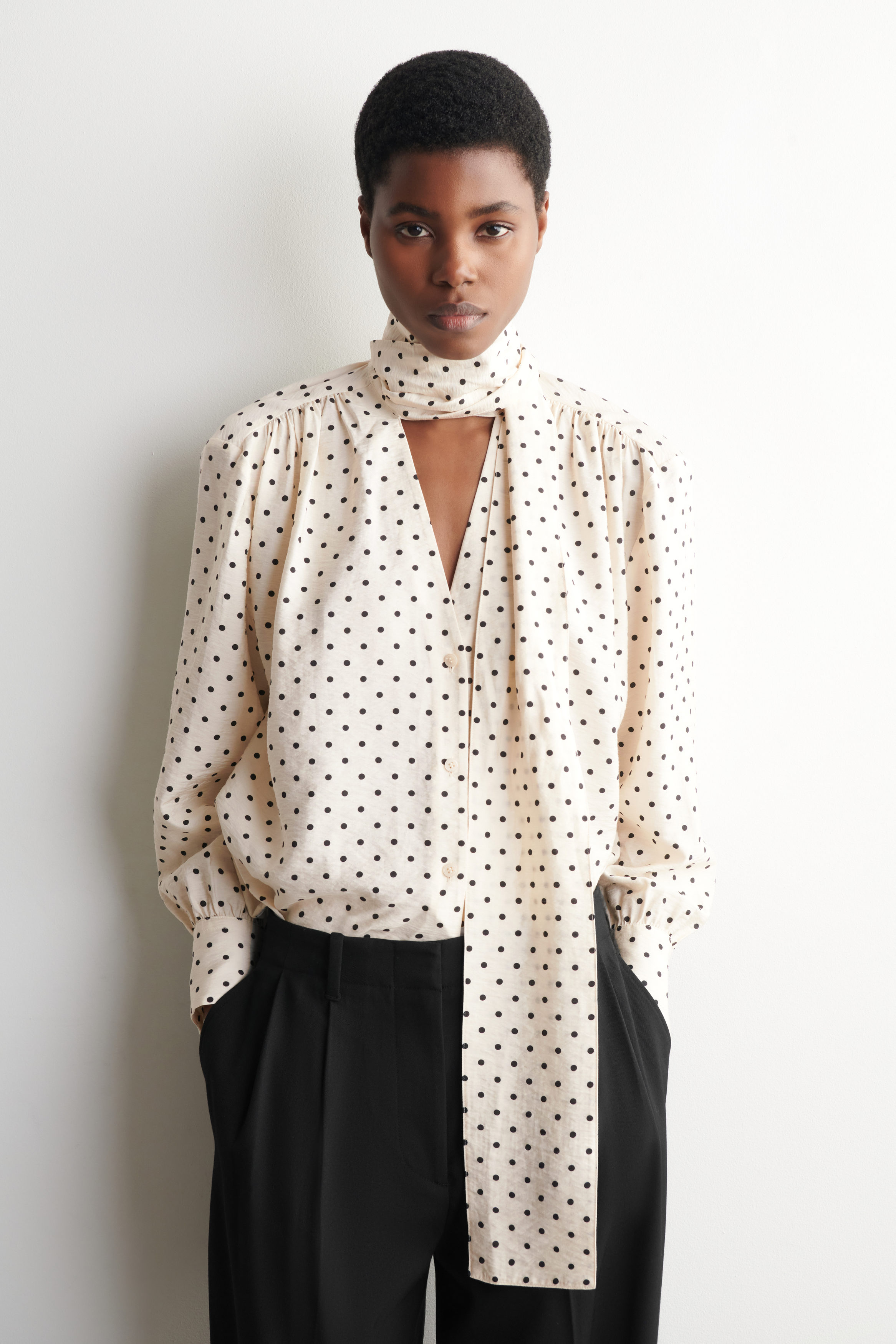 トップス BEEDEN DOTS SCARF NECK TOPS SCARF-DETAIL POLKA-DOT SHIRT - IVORY / BLACK / POLKA DOT | COS CA