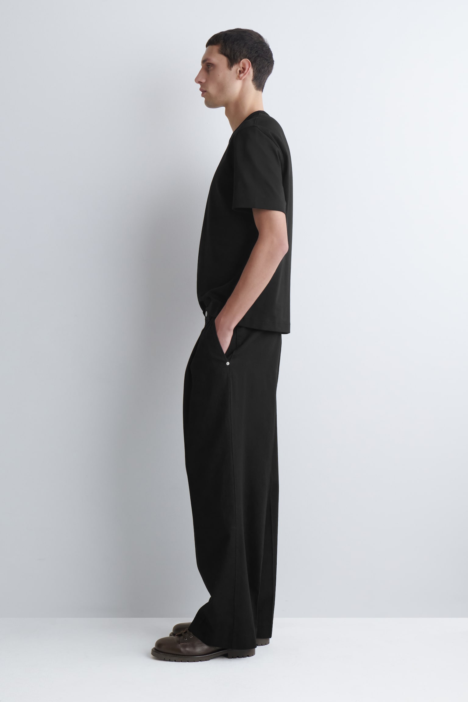 INTERLOCK BAVLNĚNÉ TRIČKO S KULATÝM VÝSTŘIHEM - ČERNÁ/BÍLÁ - 4