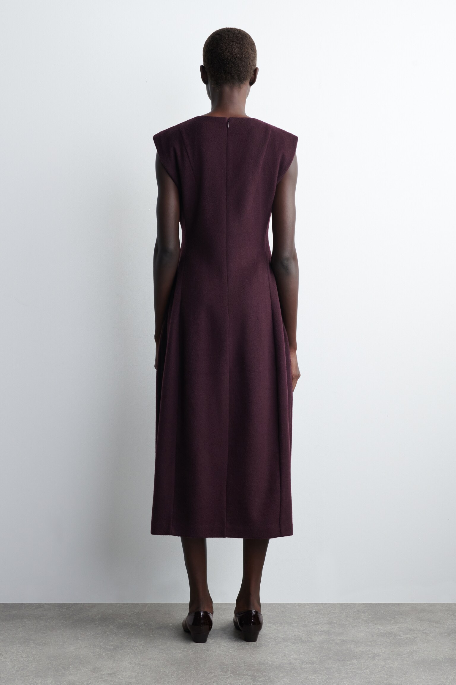 SCULPTED BRUSHED-WOOL MIDI DRESS - BURGUNDY/TMAVĚ MODRÁ - 6