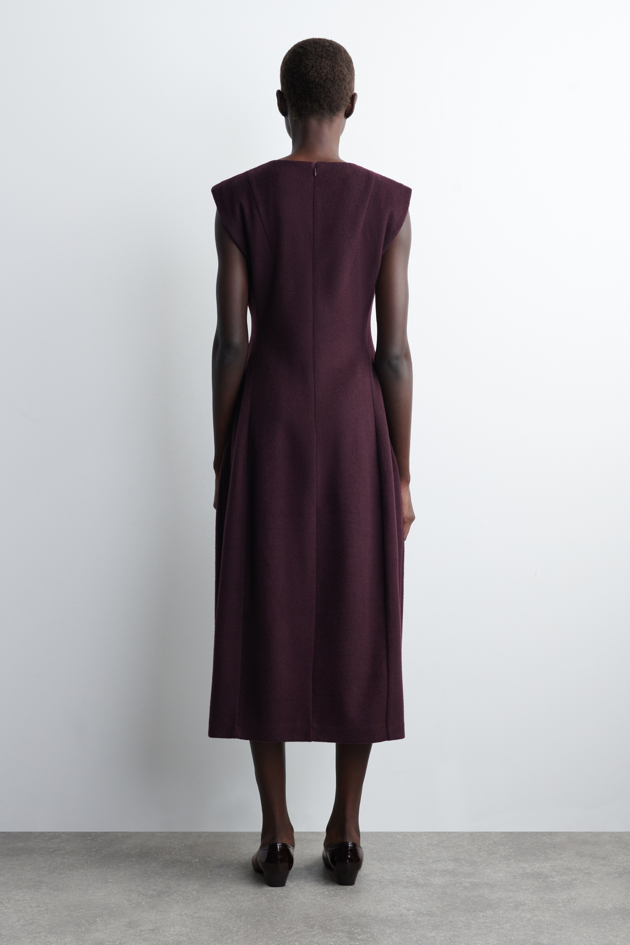 Zobrazit větší obrázek: SCULPTED BRUSHED-WOOL MIDI DRESS - BURGUNDY - ŽENY | H&M CZ 6