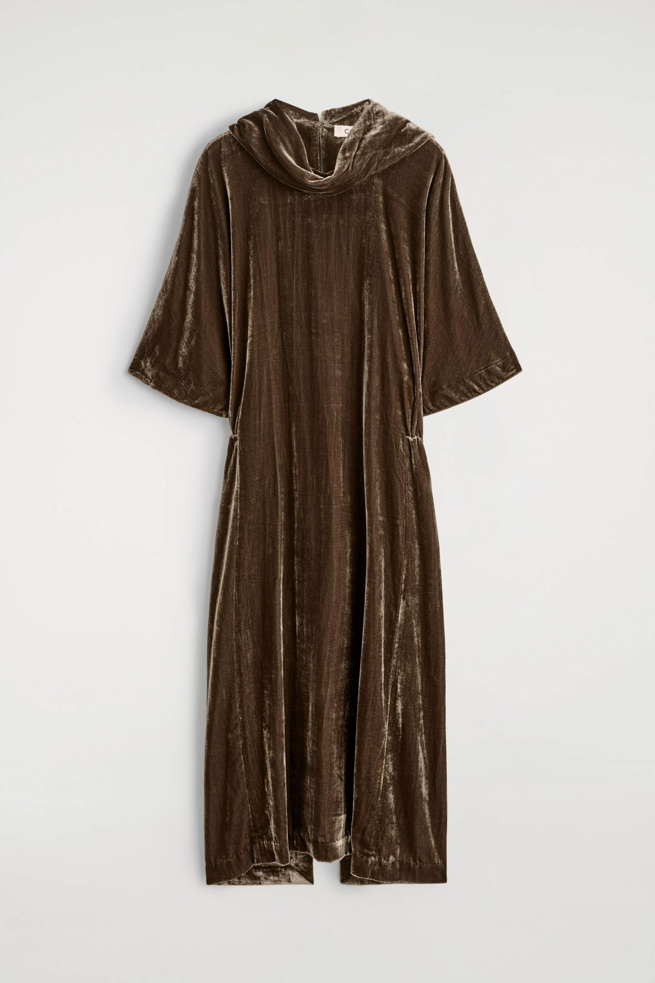 Grösseres Bild ansehen: Ein olivbraunes Samt-Midikleid wird von vorne präsentiert, mit einem drapierten Trichterkragen, einem elastischen Blouson-Taille und weiten Fledermausärmeln.