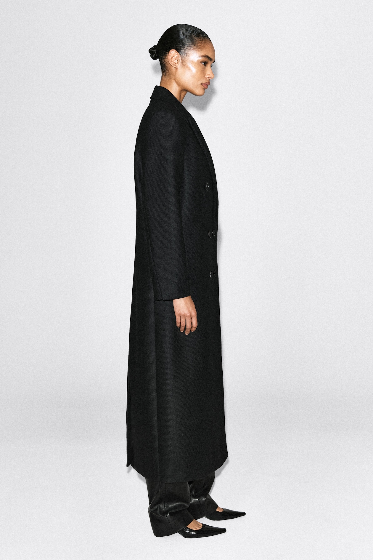 TAILORED WOOL-BLEND DOUBLE-BREASTED COAT — BLACK