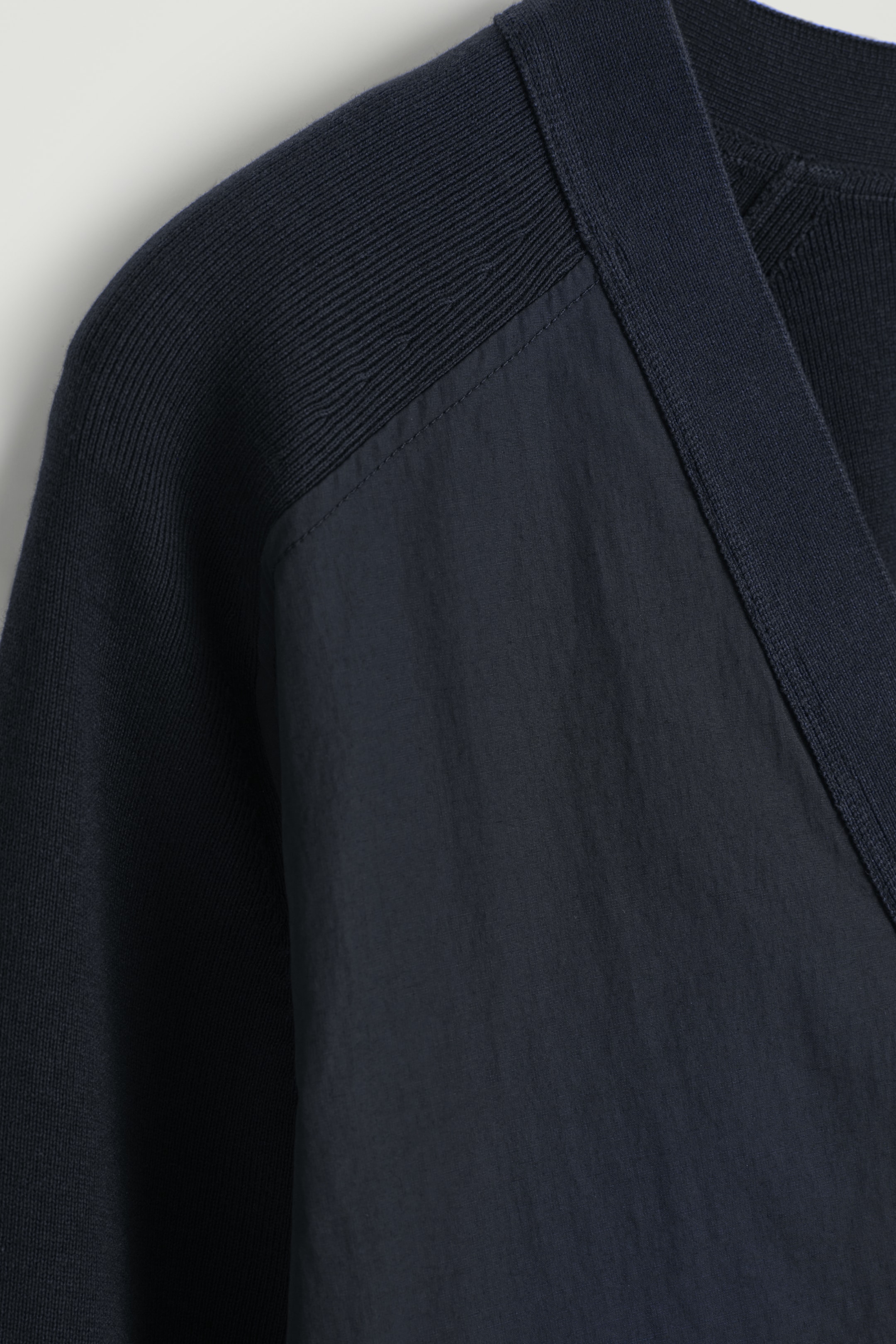 Grösseres Bild ansehen: STRICKJACKE MIT NYLONEINSÄTZEN - NAVYBLAU - HERREN | H&M CH 8