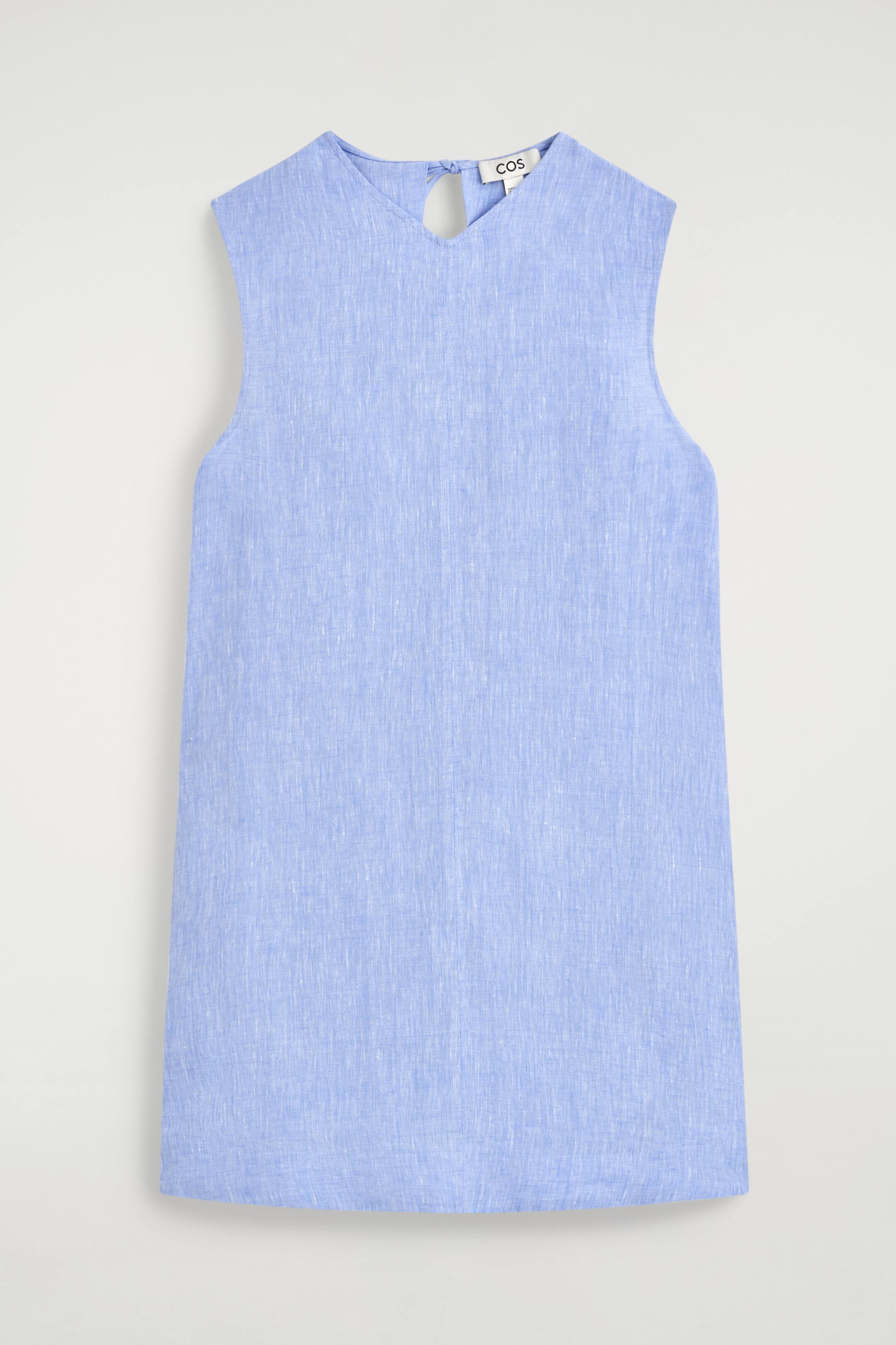 Agrandir l'image: Le dos d'une robe en lin bleu clair sans manches est visible, avec une découpe en V au niveau du haut de l'encolure où deux liens délicats sont noués ensemble. La robe présente une silhouette droite et décontractée.