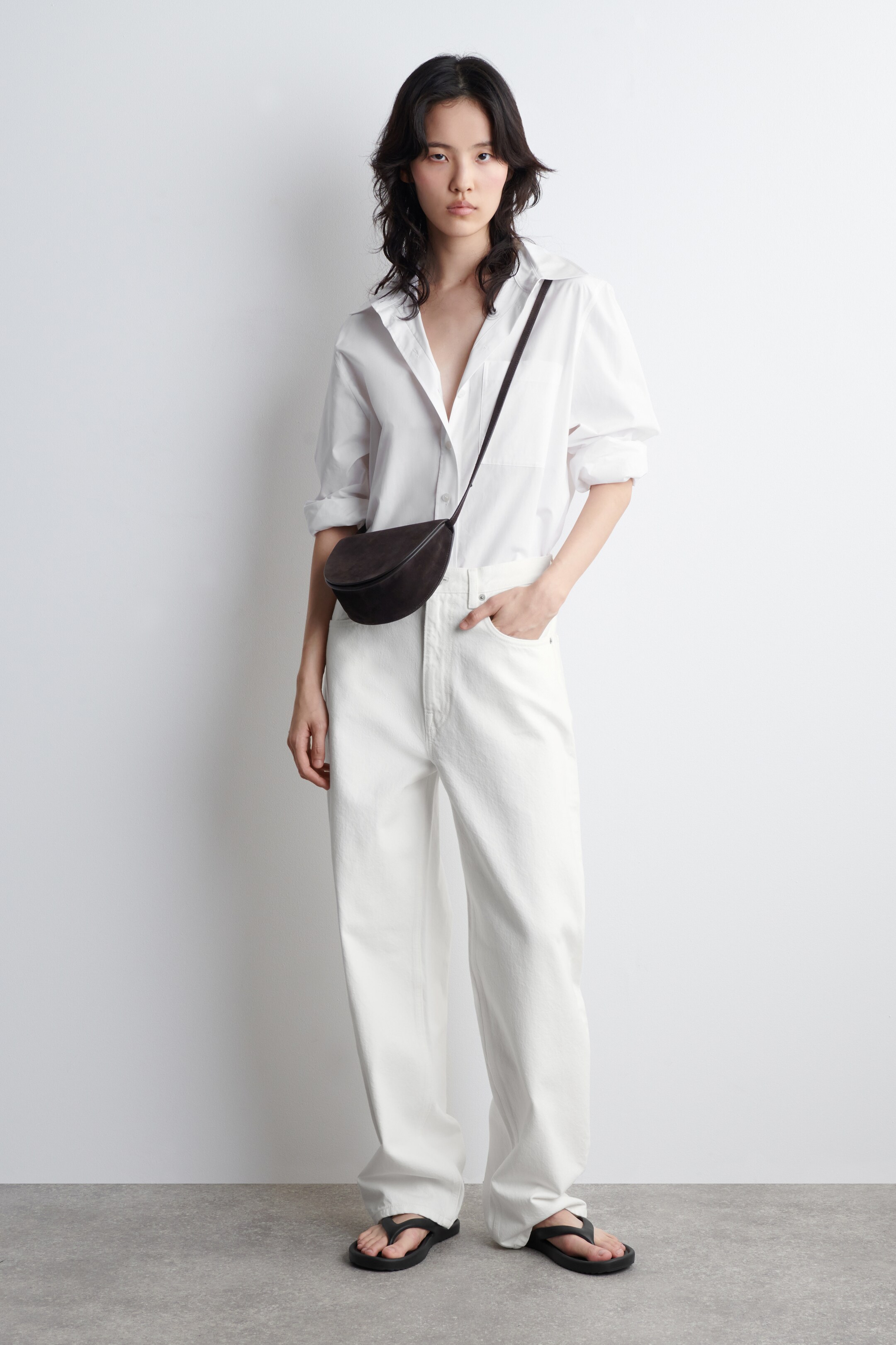 Grösseres Bild ansehen: ABGERUNDETE UMHÄNGETASCHE - VELOURSLEDER - DUNKELBRAUN - DAMEN | H&M CH 2