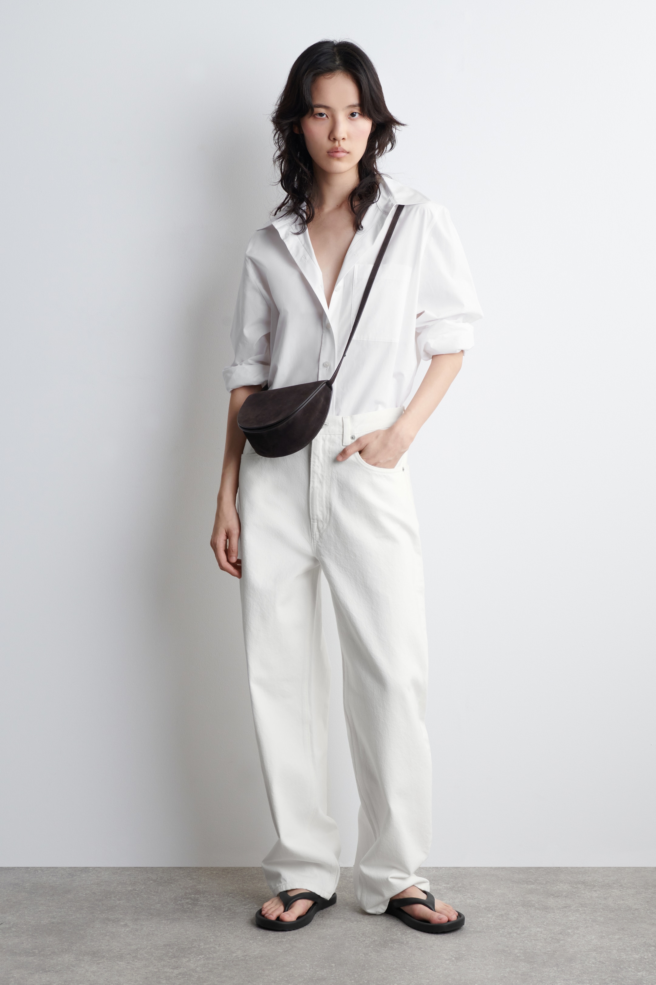 Größeres Bild anzeigen: ABGERUNDETE UMHÄNGETASCHE - VELOURSLEDER - DUNKELBRAUN - Ladies | H&M AT 2