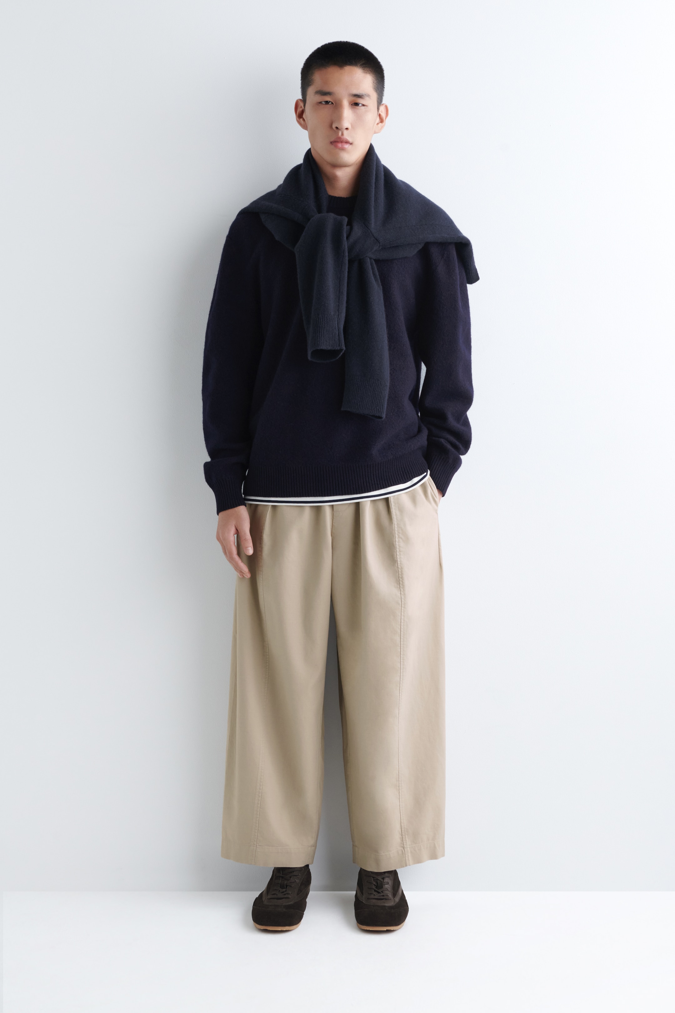 Größeres Bild ansehen: VERKÜRZTE HOSE AUS BAUMWOLLE MIT BARREL-BEIN - BEIGE - Men | H&M DE 1