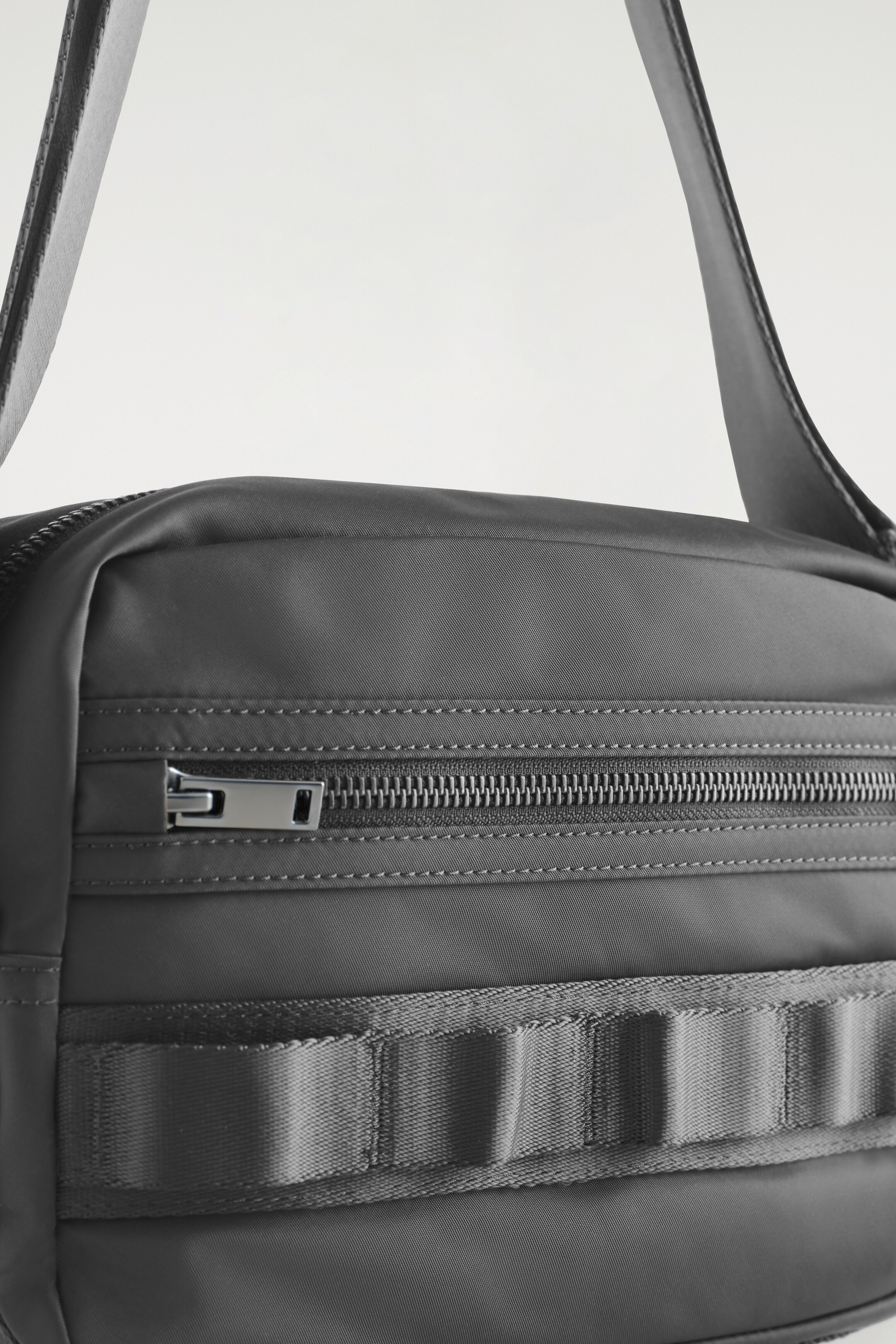 Visa större bild: TRANSIT CROSSBODY-VÄSKA I NYLON - GRÅ - HERR | H&M SE 6