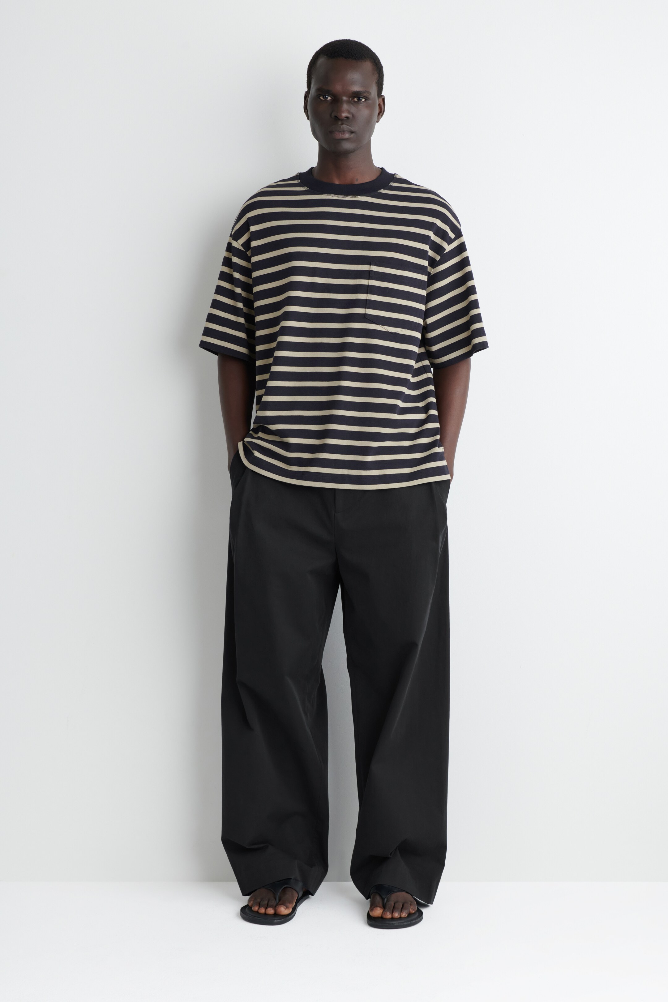 Agrandir l'image: T-SHIRT OVERSIZE EN COTON ÉPAIS - BLEU MARINE / RAYURES - HOMME | H&M CH 2