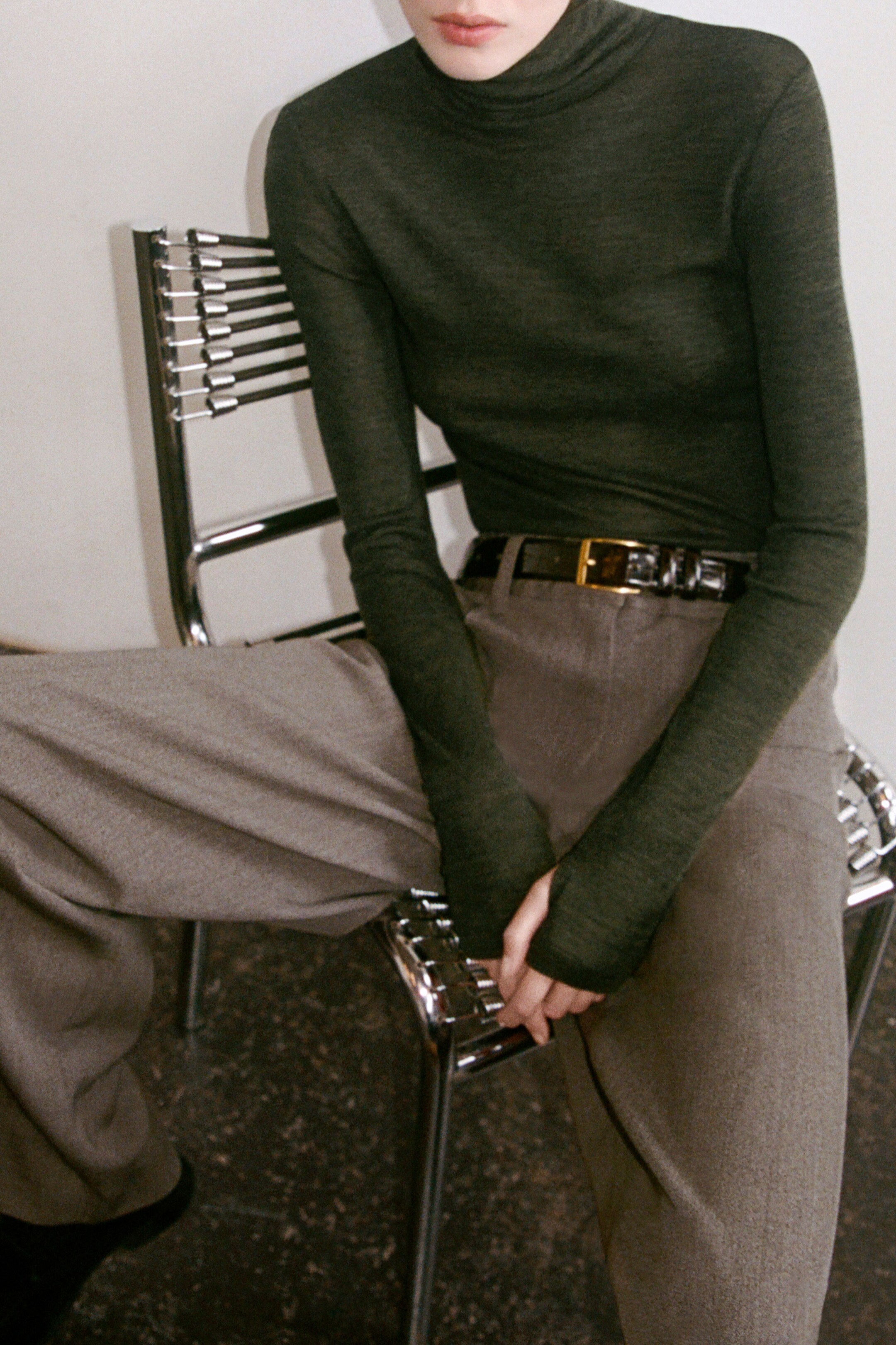 Größeres Bild anzeigen: OBERTEIL AUS MERINOWOLLE MIT HOHEM KRAGEN - DUNKELGRÜN MELIERT - Ladies | H&M AT 7