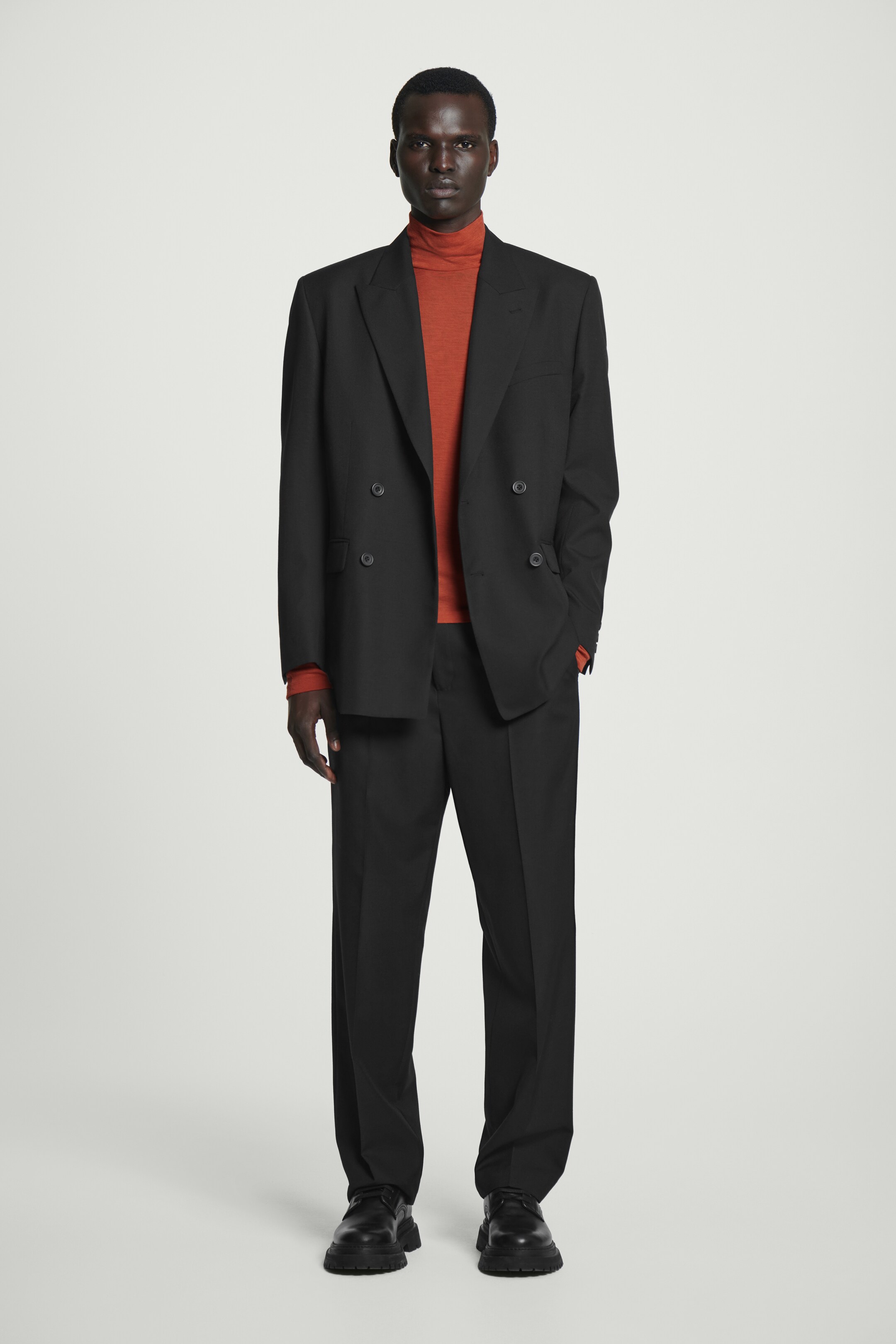 Visa större bild: FIGURNÄRA POLOTRÖJA I ULLTRIKÅ - RÖD - HERR | H&M SE 2