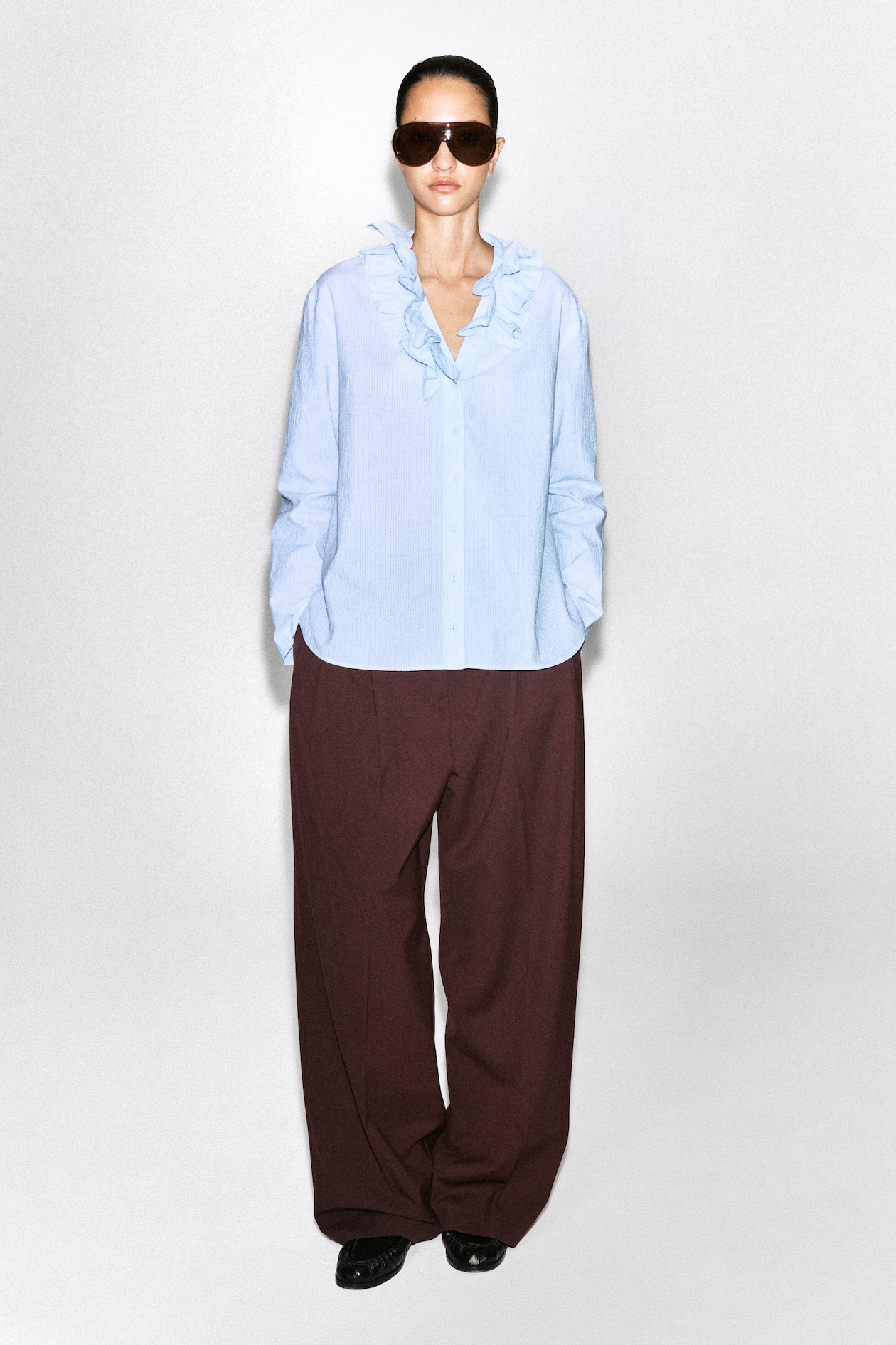 RUFFLE-COLLAR SEERSUCKER BLOUSE — BLUE / STRIPED