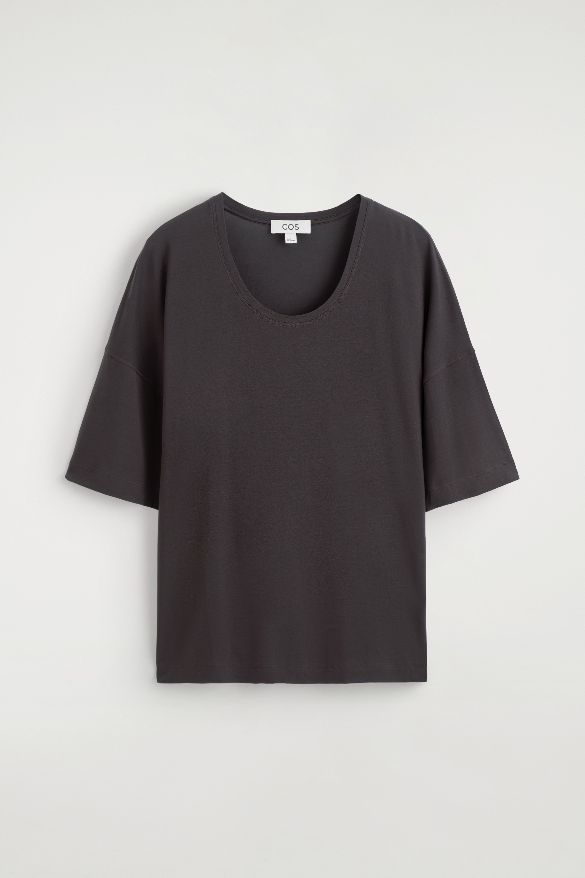 ΡΕΥΣΤΟ T-SHIRT ΑΠΟ ΜΟΝΤΑΛ ΜΕ ΣΤΡΟΓΓΥΛΗ ΛΑΙΜΟΚΟΨΗ - ΚΑΦΕ/ΓΚΡΙ