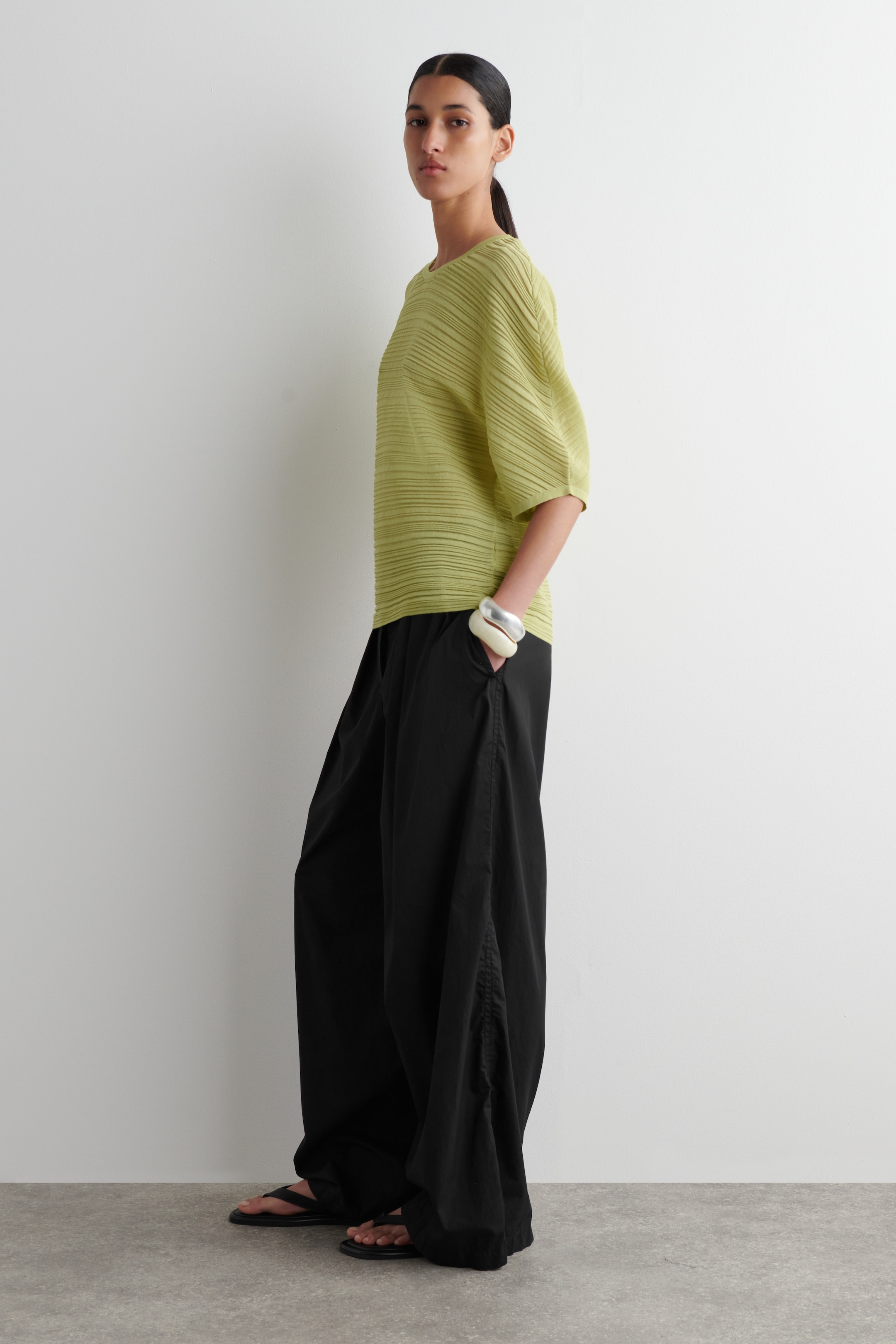 Grotere afbeelding bekijken: GEPLISSEERD GEBREID T-SHIRT - GROEN - DAMES | H&M BE 4