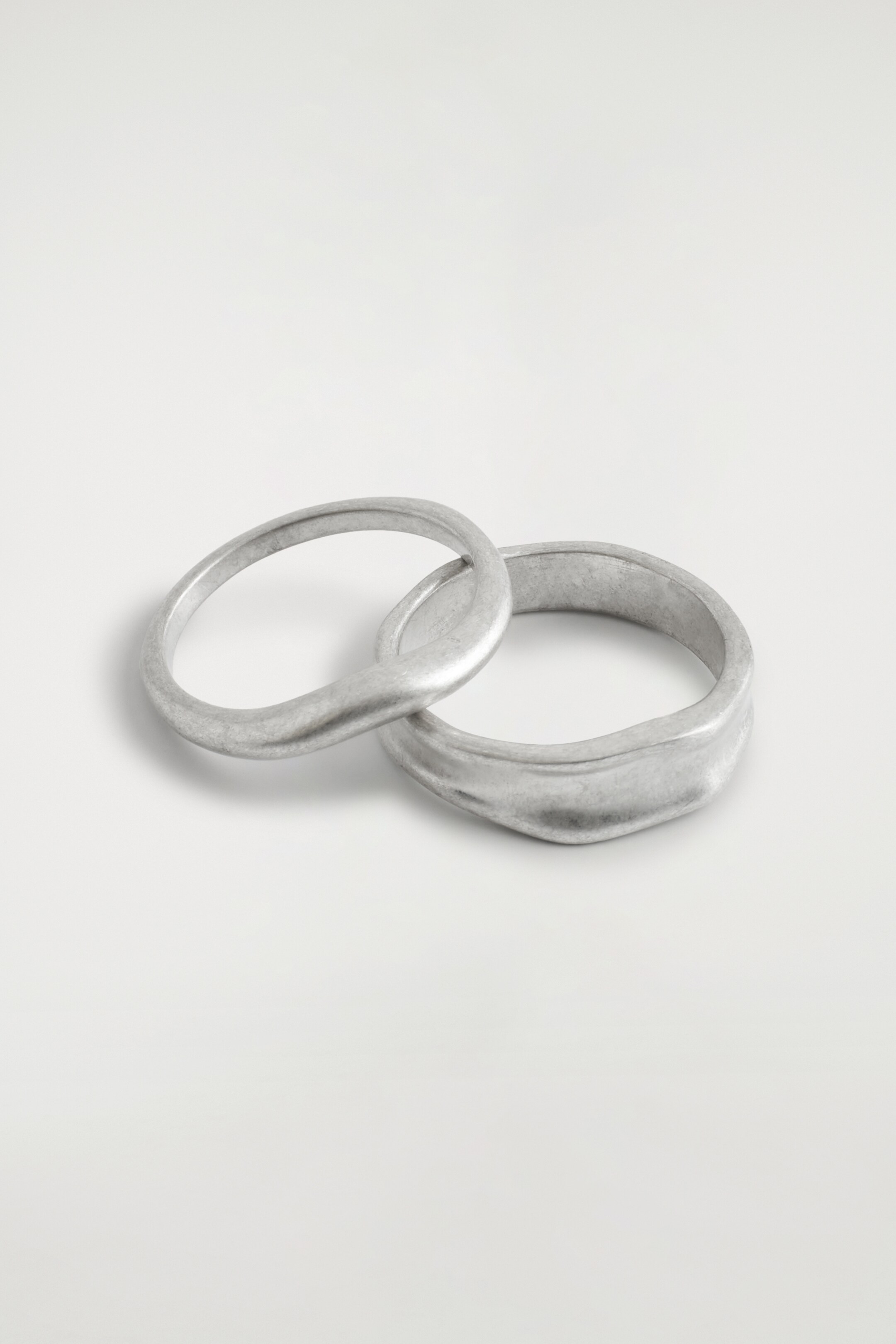 Zobrazit větší obrázek: SADA 2 KROUŽKŮ S KLADÍVKOVOU TEXTUROU - STŘÍBRNÁ - MUŽI | H&M CZ 3