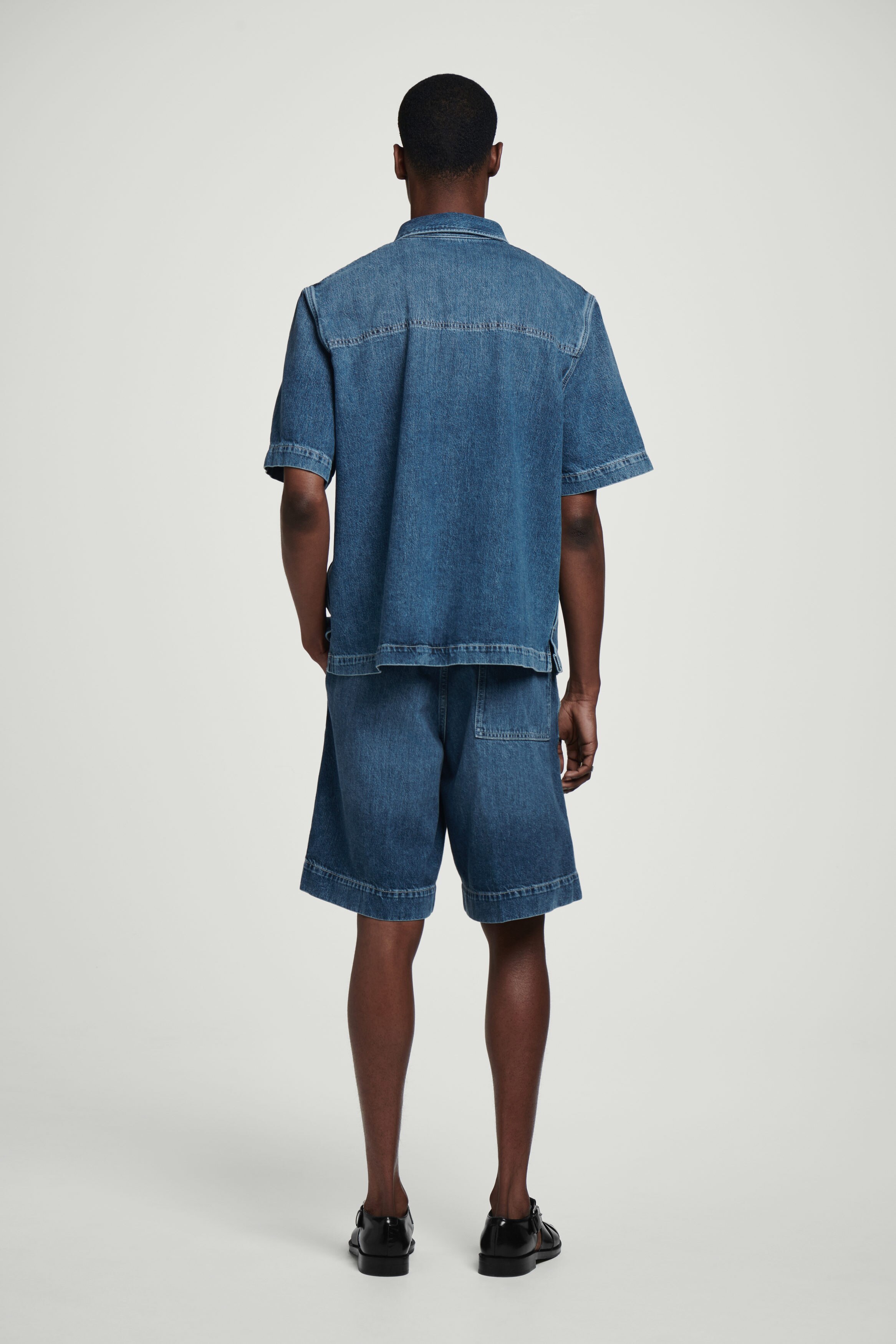 LIGHTWEIGHT SHORT-SLEEVED DENIM SHIRT - BLUE | COS