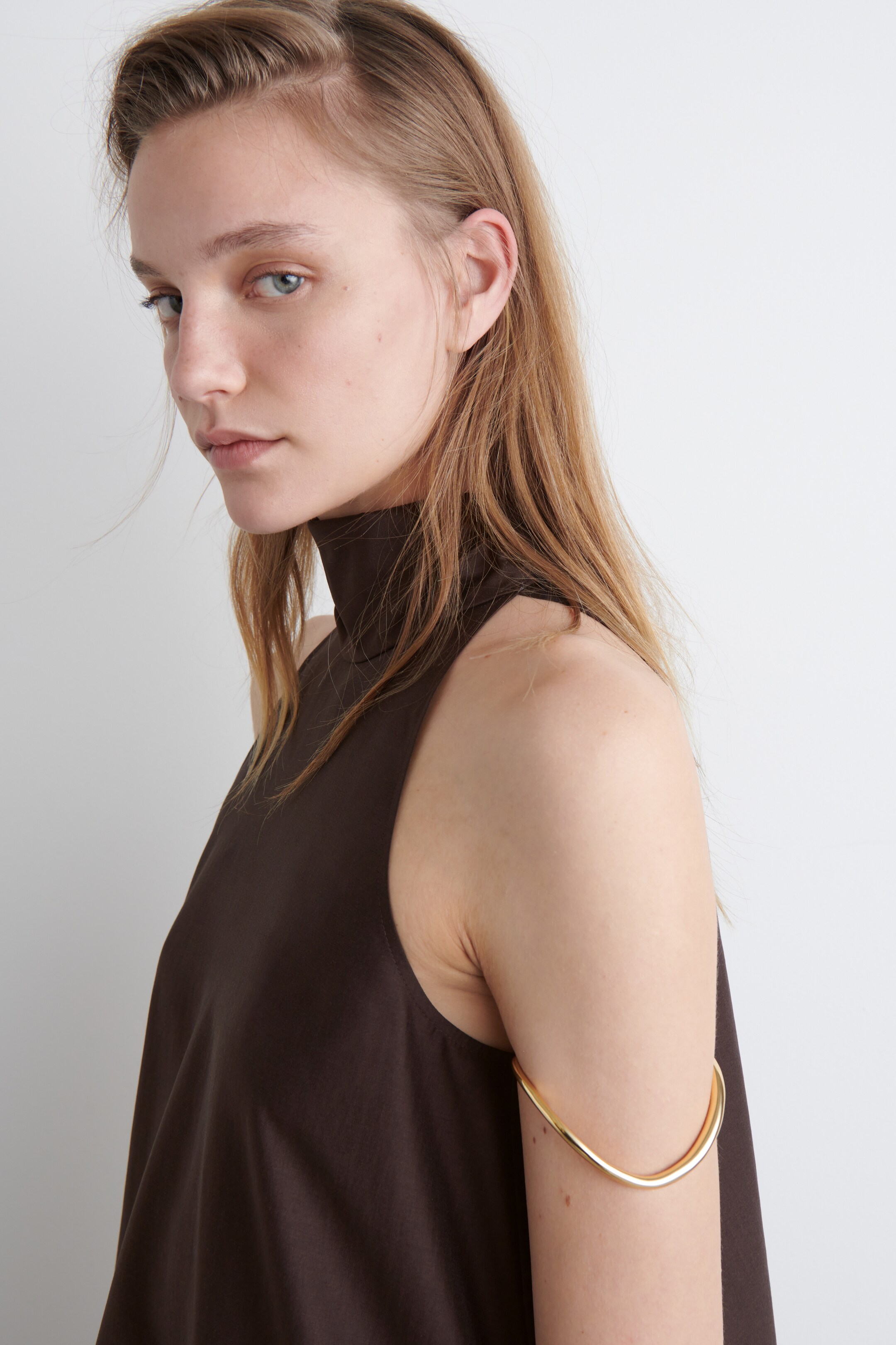 Ver imagen más grande: VESTIDO CORTO FLUIDO CON CUELLO HALTER - MARRÓN OSCURO - MUJER | H&M ES 4