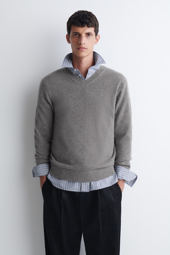 PURE CASHMERE V-NECK SWEATER — GRAY MÉLANGE