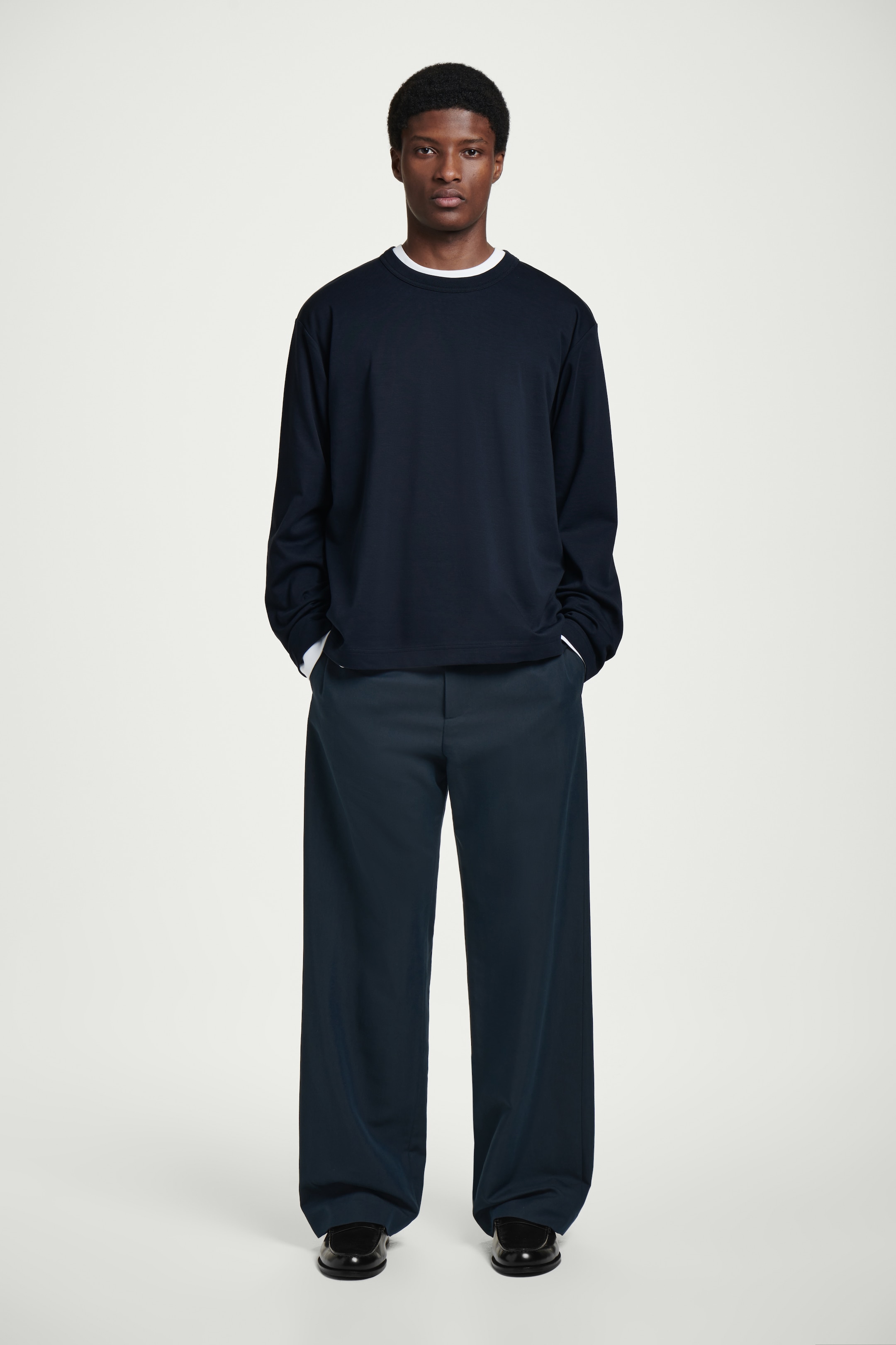Visa större bild: LÅNGÄRMAD T-SHIRT I JERSEY INTERLOCK - MARINBLÅ - HERR | H&M SE 2