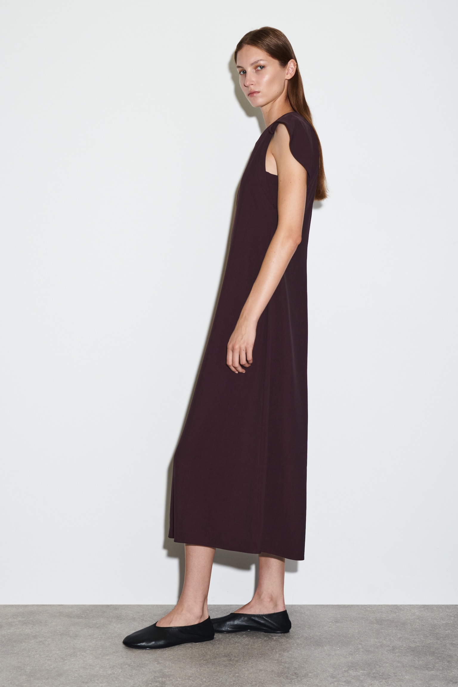 VESTIDO MIDI CON MANGAS CAPA - CIRUELA - 3