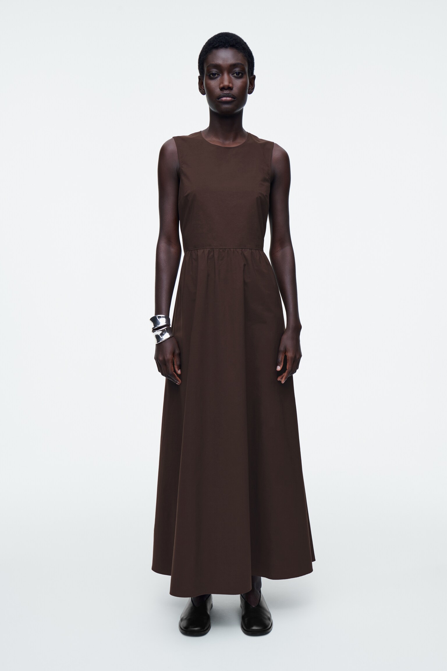 ABITO MAXI IN COTONE CON CUT-OUT SULLA SCHIENA - MARRONE SCURO/CREMA/VERDE