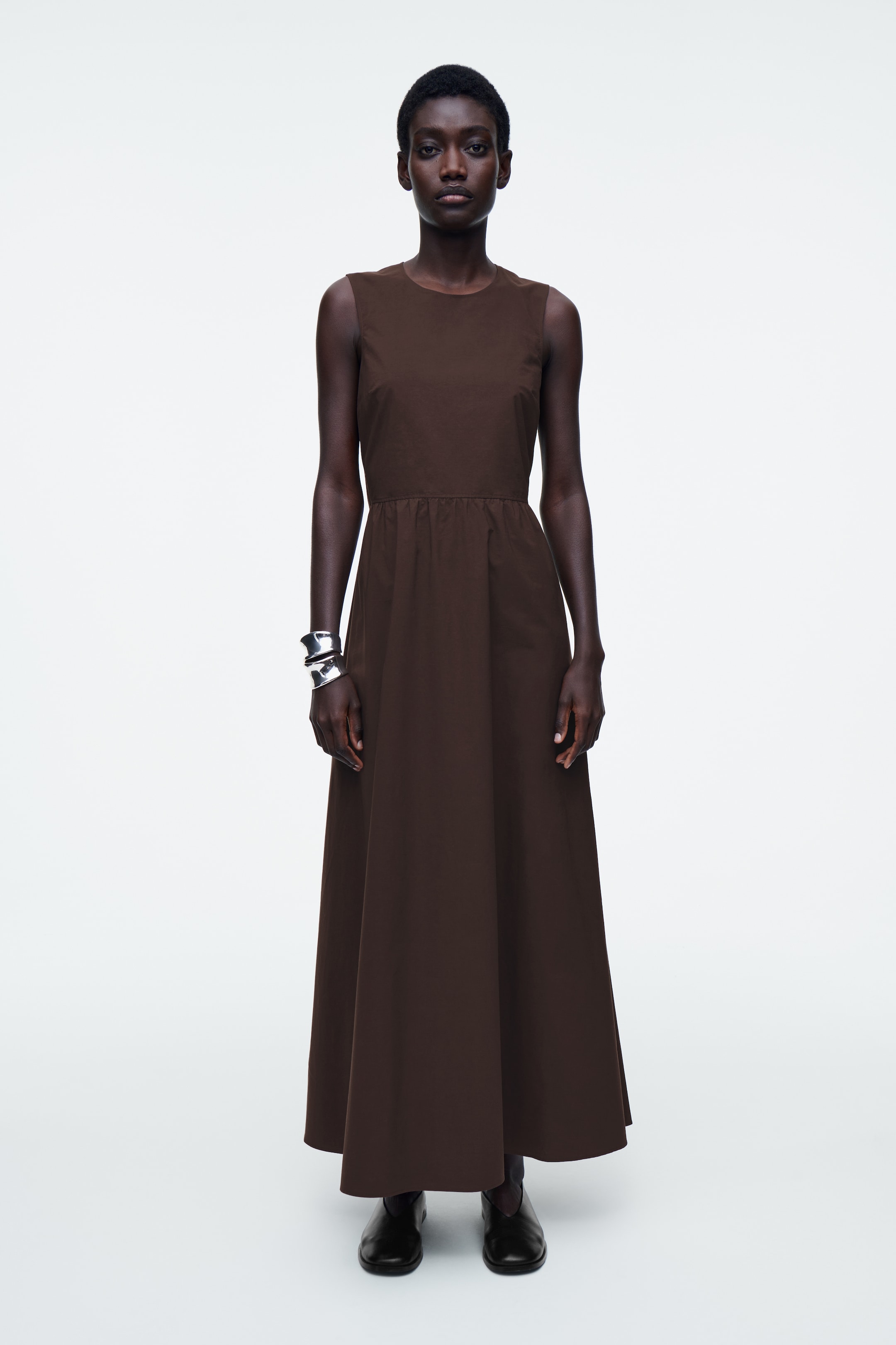 Visualizza immagine più grande: ABITO MAXI IN COTONE CON CUT-OUT SULLA SCHIENA - MARRONE SCURO - DONNA | H&M IT 1